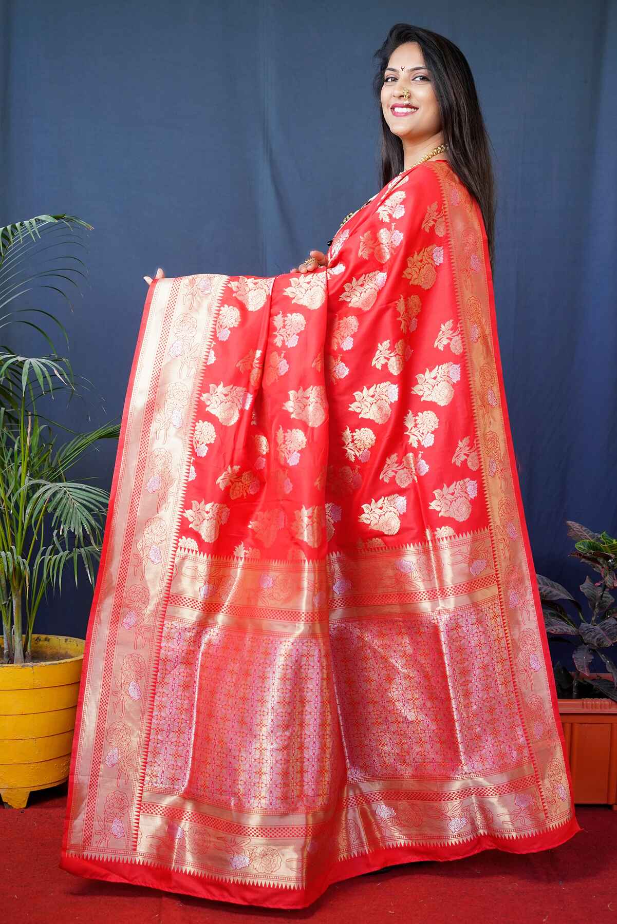 Fragrant Red Kanjivaram Silk Saree With Glittering Blouse Piece
