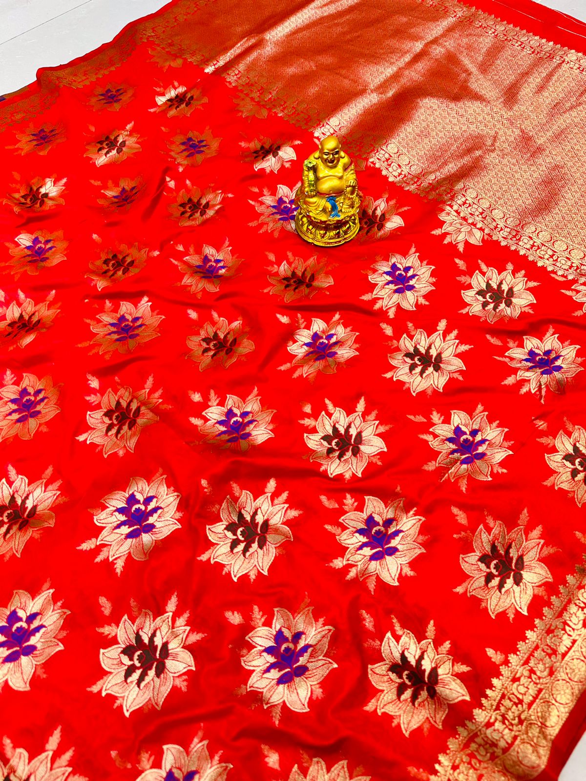 Appealing Red Banarasi Silk Saree With Ideal Blouse Piece