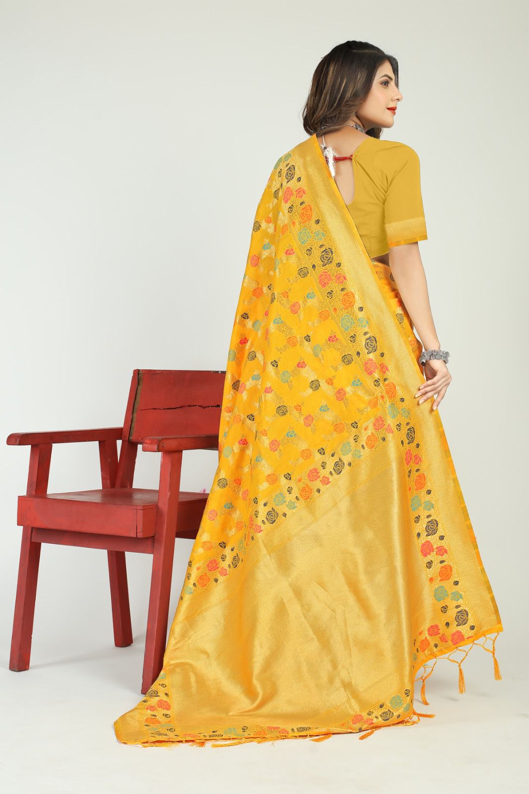 Alluring Yellow Linen Silk Saree With Skinny Blouse Piece