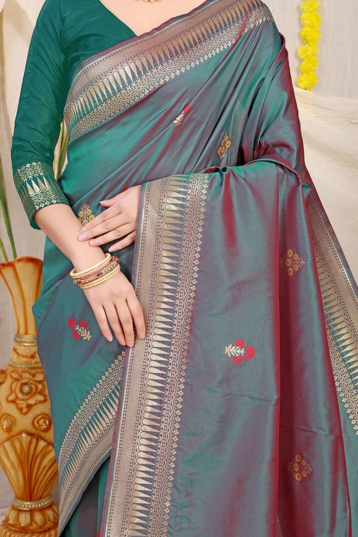 Flaunt Grey Banarasi Silk Saree With Magnetic Blouse Piece
