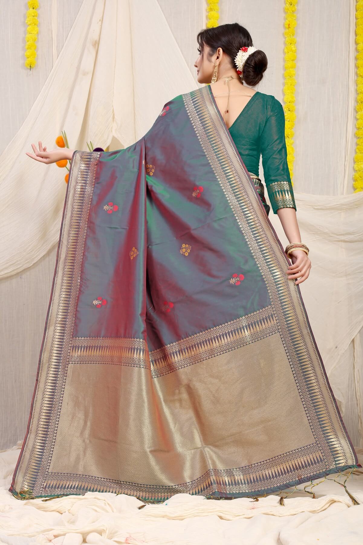 Flaunt Grey Banarasi Silk Saree With Magnetic Blouse Piece