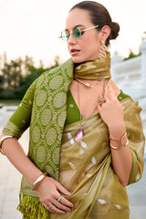 Arresting Green Soft Banarasi Silk Saree With Prettiest Blouse Piece