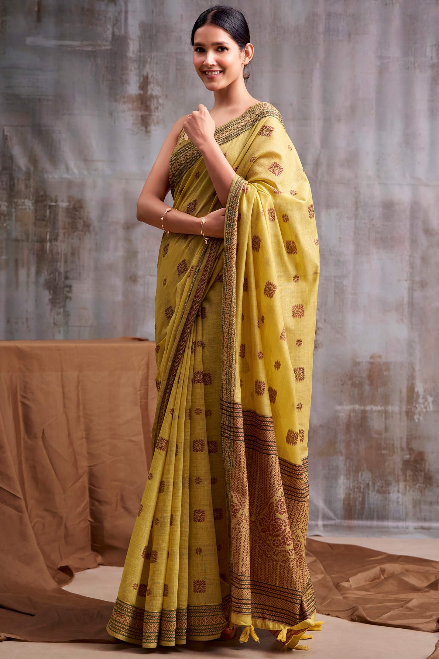 Evanescent Yellow Cotton Silk Saree With Proficient Blouse Piece
