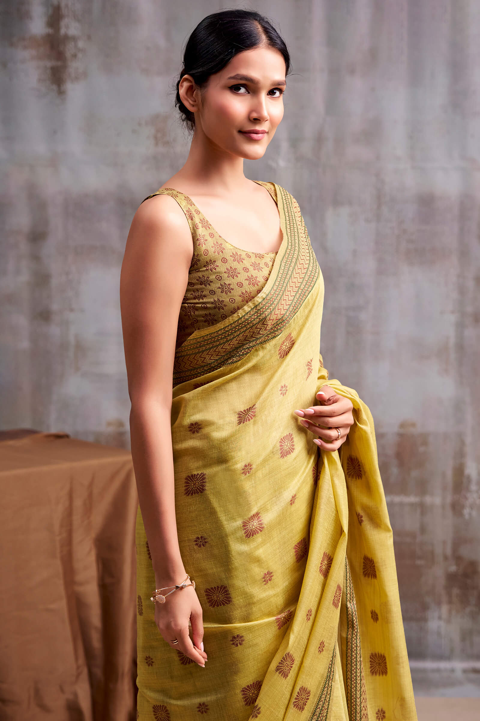Evanescent Yellow Cotton Silk Saree With Proficient Blouse Piece