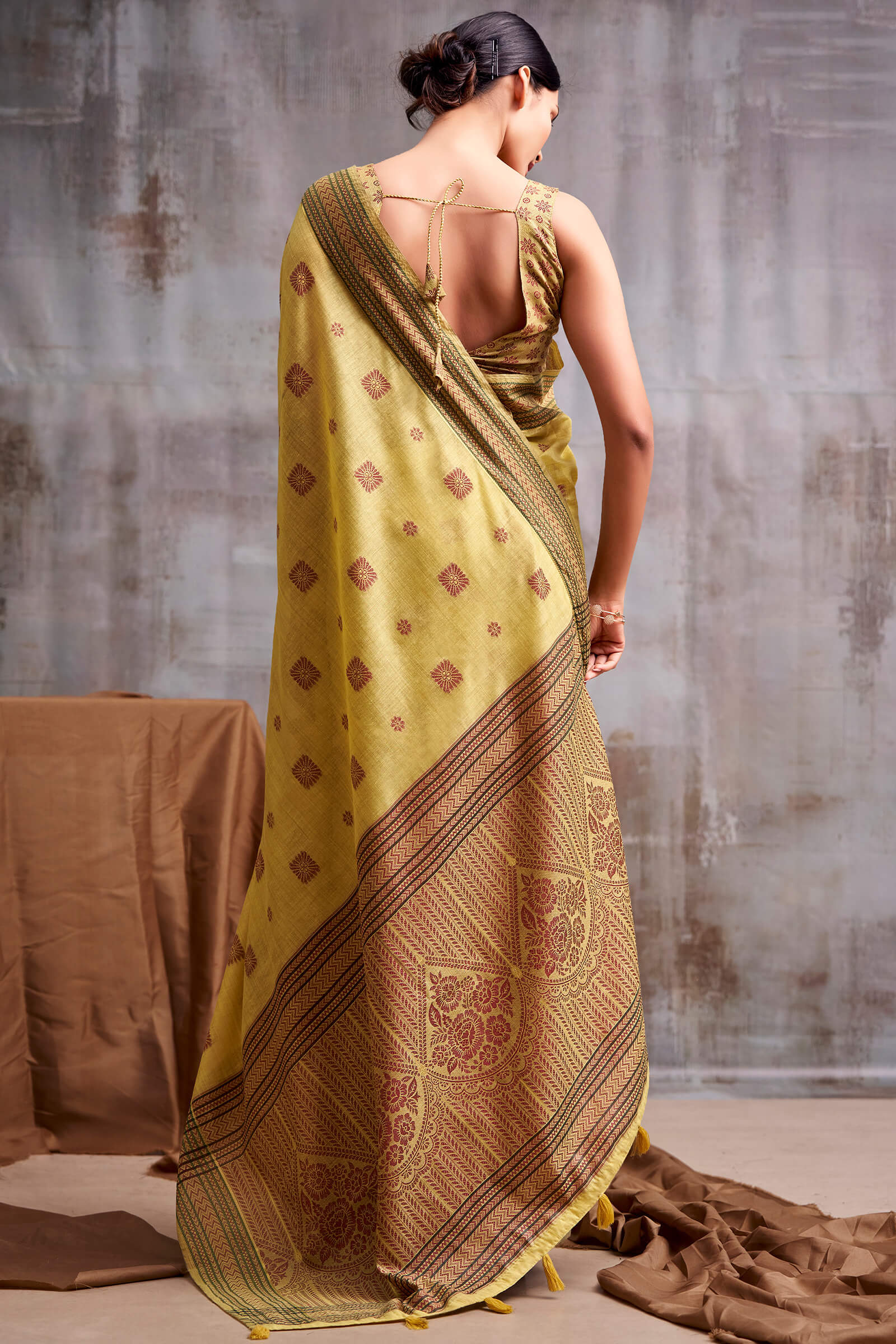 Evanescent Yellow Cotton Silk Saree With Proficient Blouse Piece