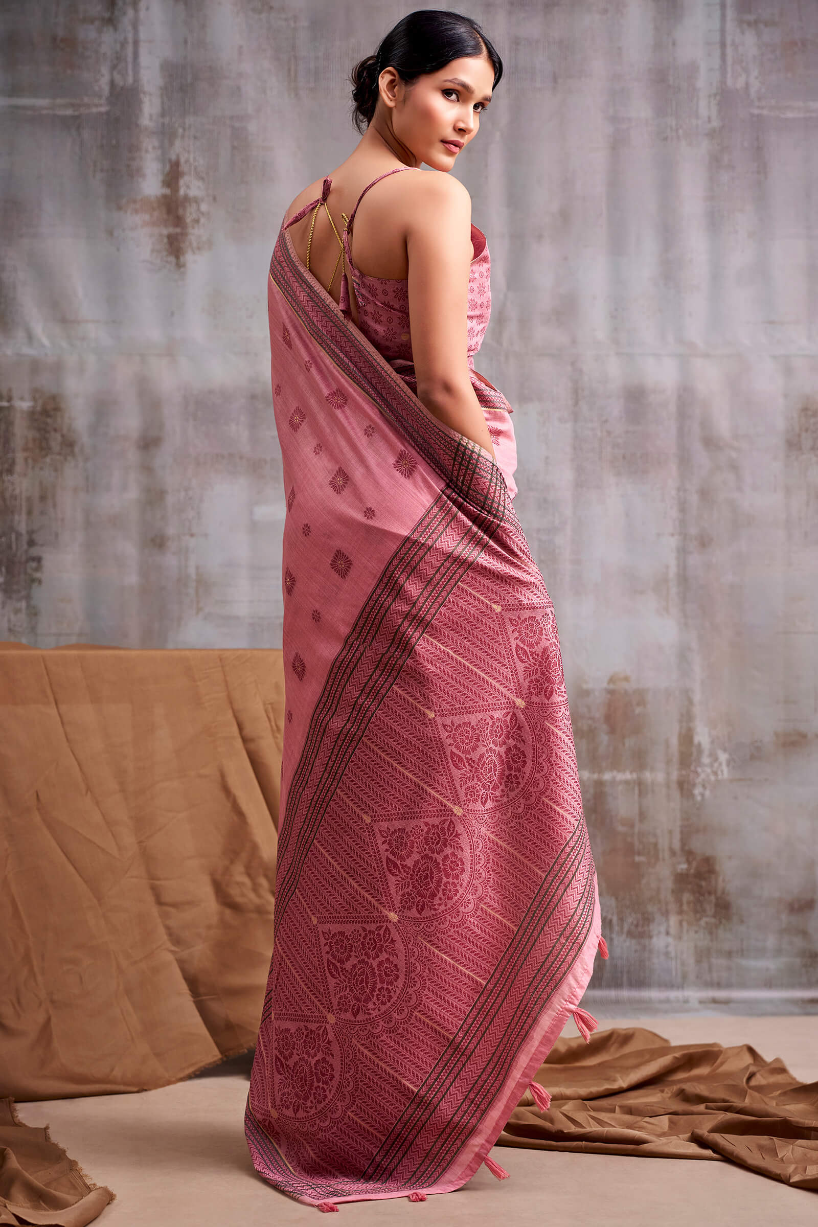 Artistic Pink Cotton Silk Saree With Outstanding Blouse Piece