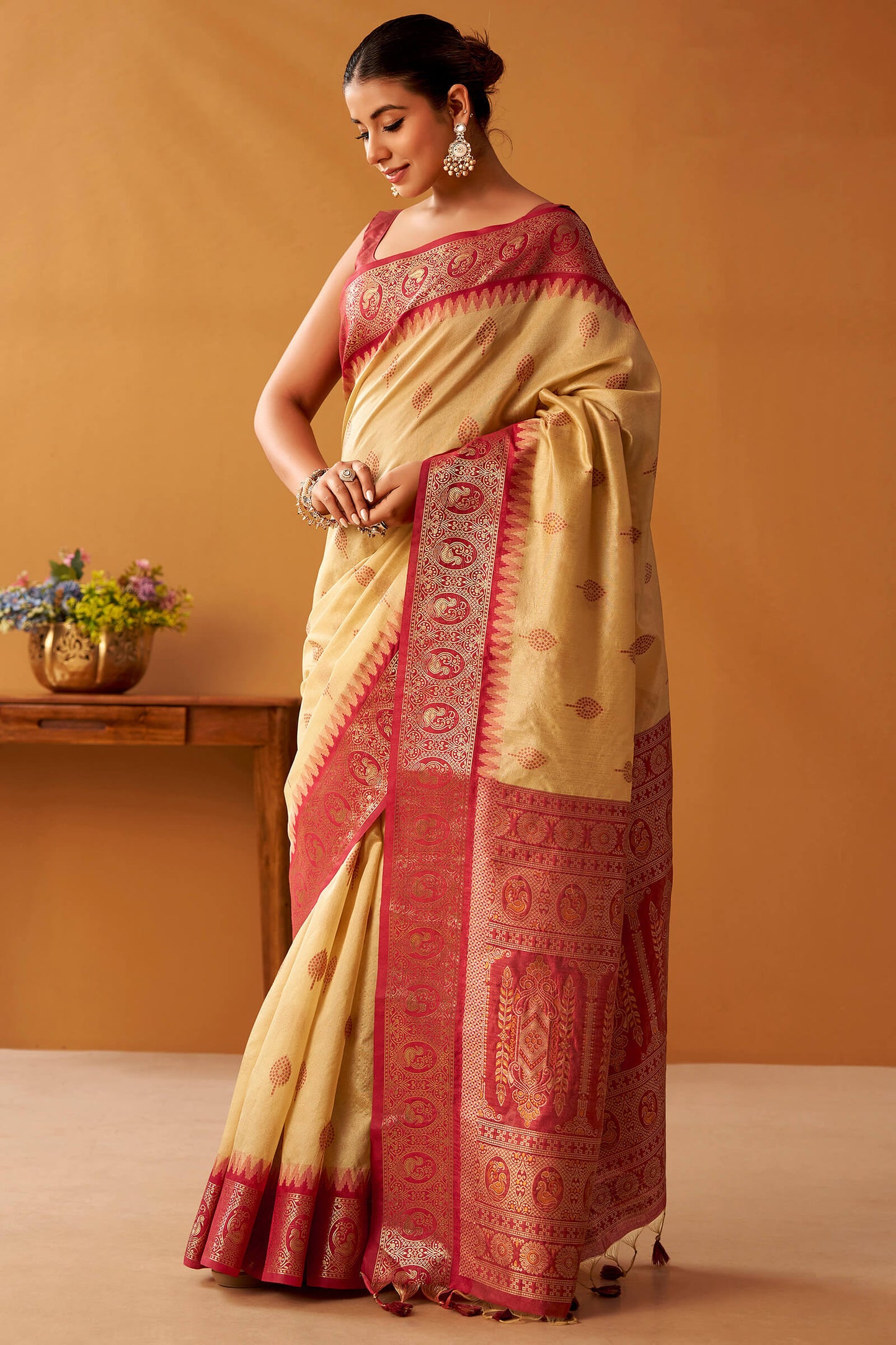 Effulgent Beige Pure Zari Weaving Banarasi Silk Saree With Elaborate Blouse Piece