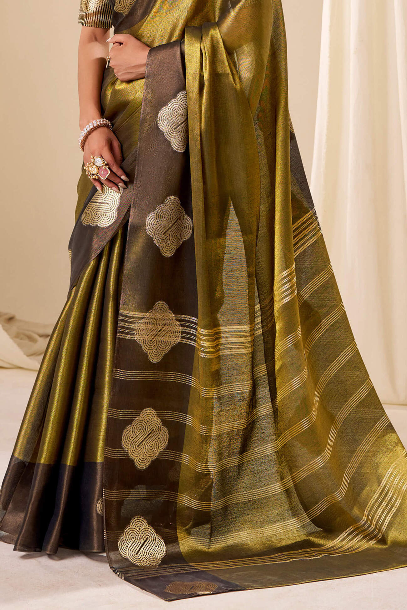 Woebegone Golden Pure Zari Weaving Banarasi Tissue Silk Saree With Murmurous Blouse Piece