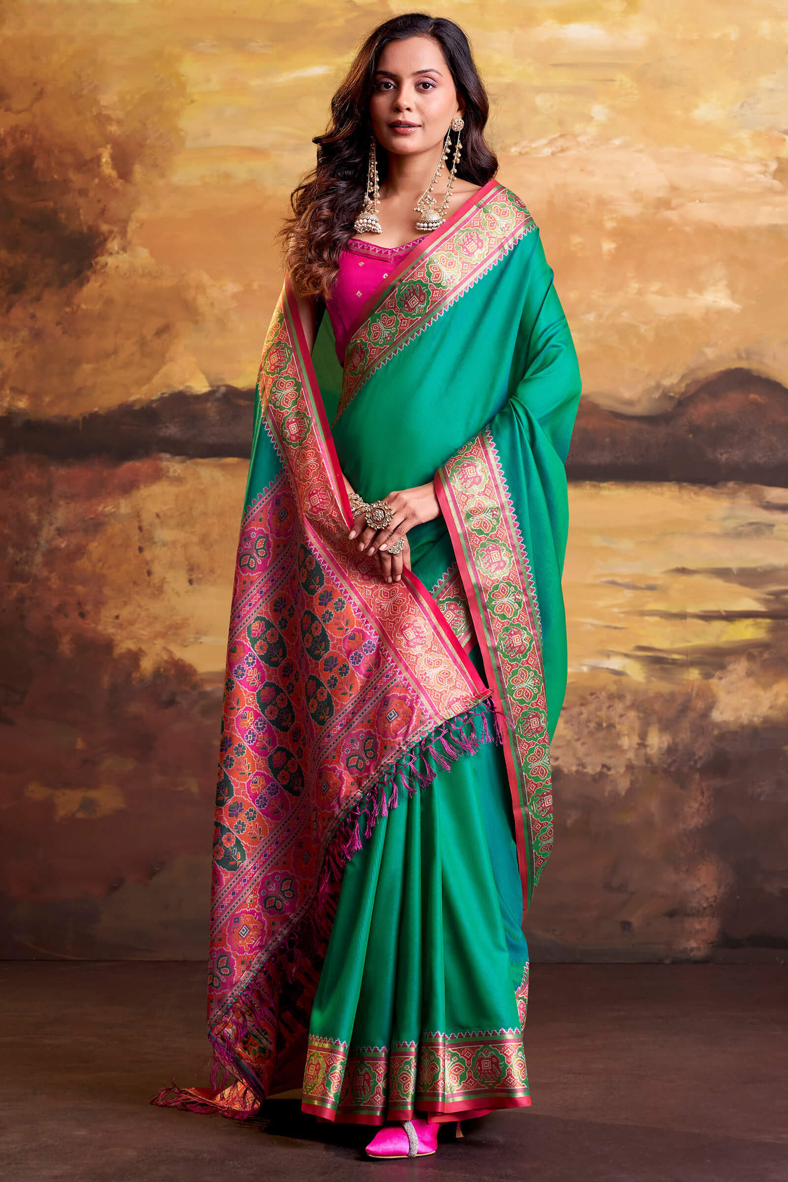 Lovely Rama Patola Silk Saree with Smart Blouse Piece