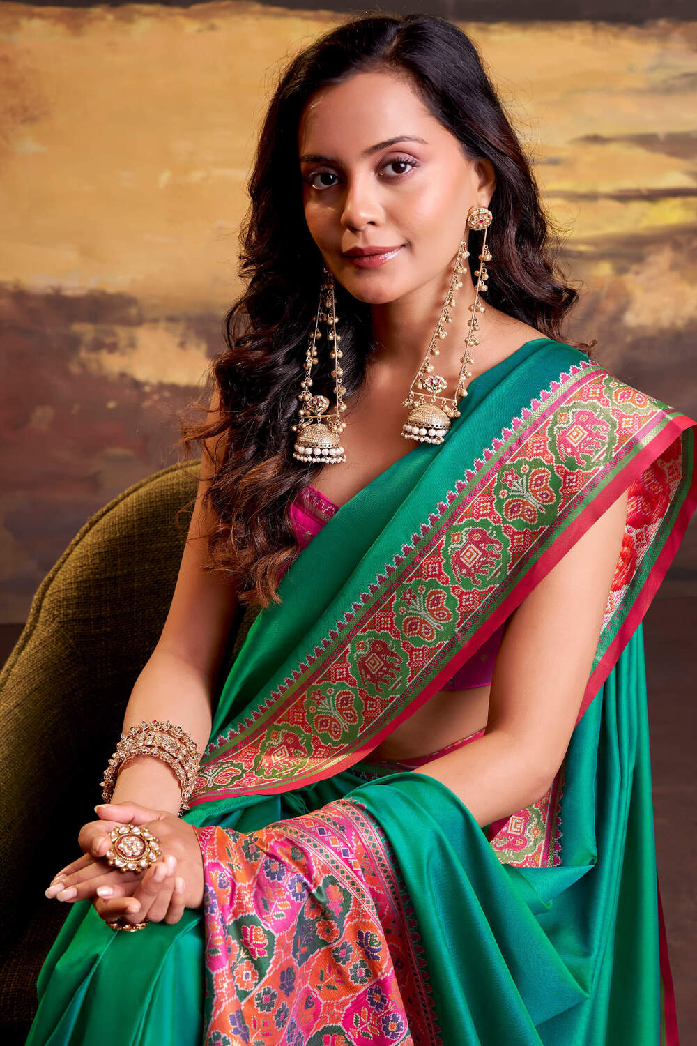 Lovely Rama Patola Silk Saree with Smart Blouse Piece