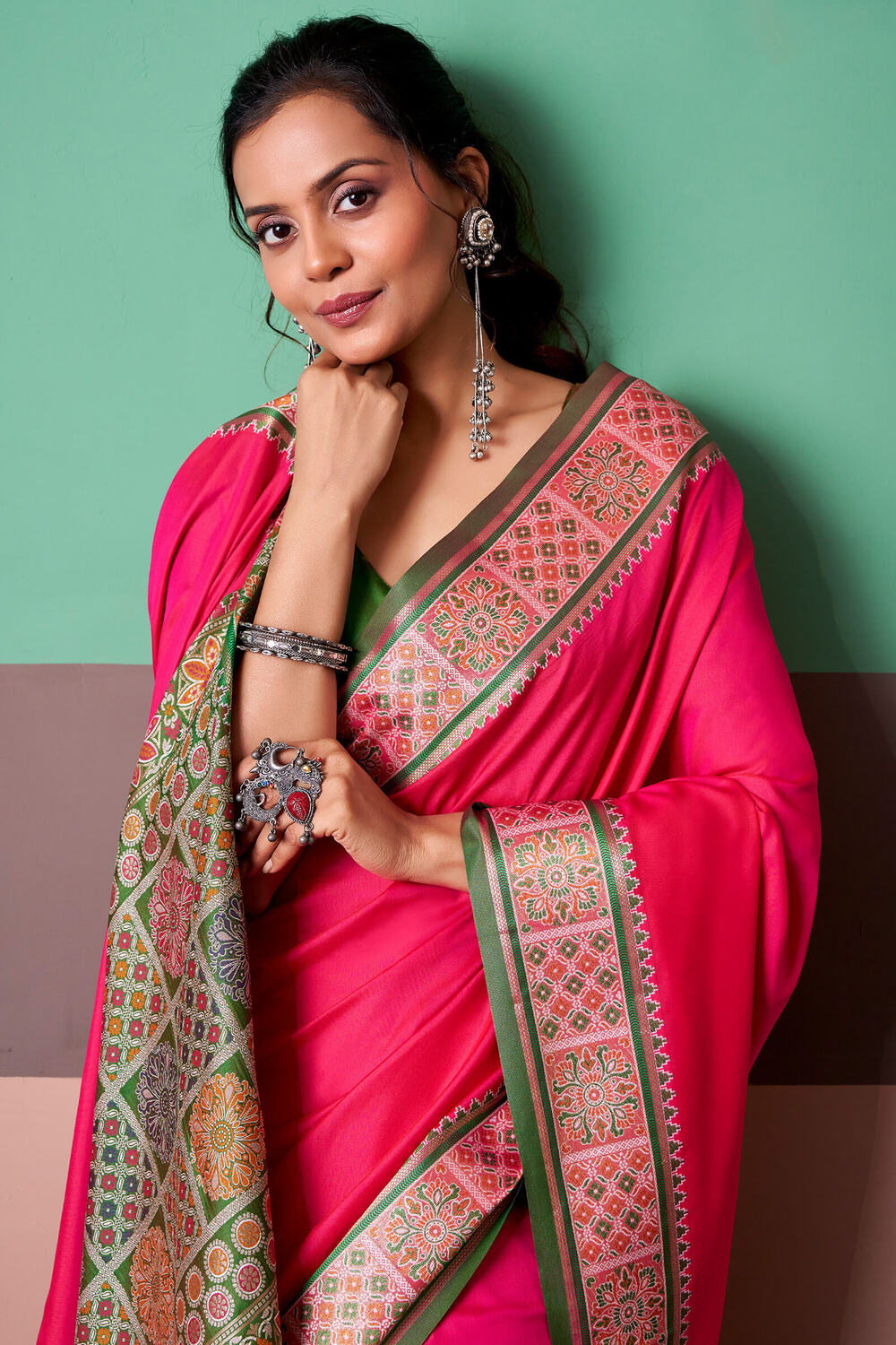 Appealing Dark Pink Patola Silk Saree with Snappy Blouse Piece