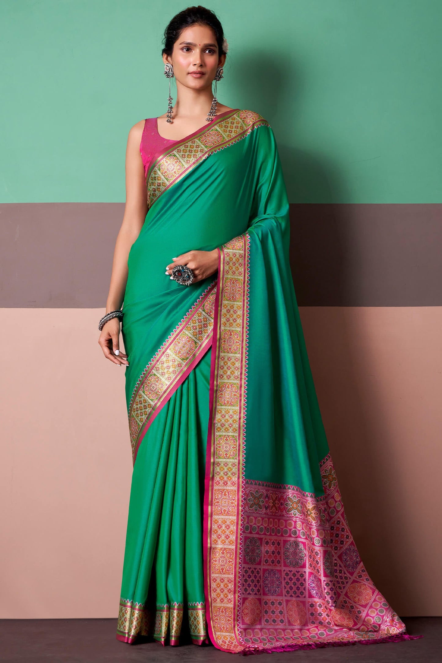 Sizzling Rama Patola Silk Saree with Beautiful Blouse Piece