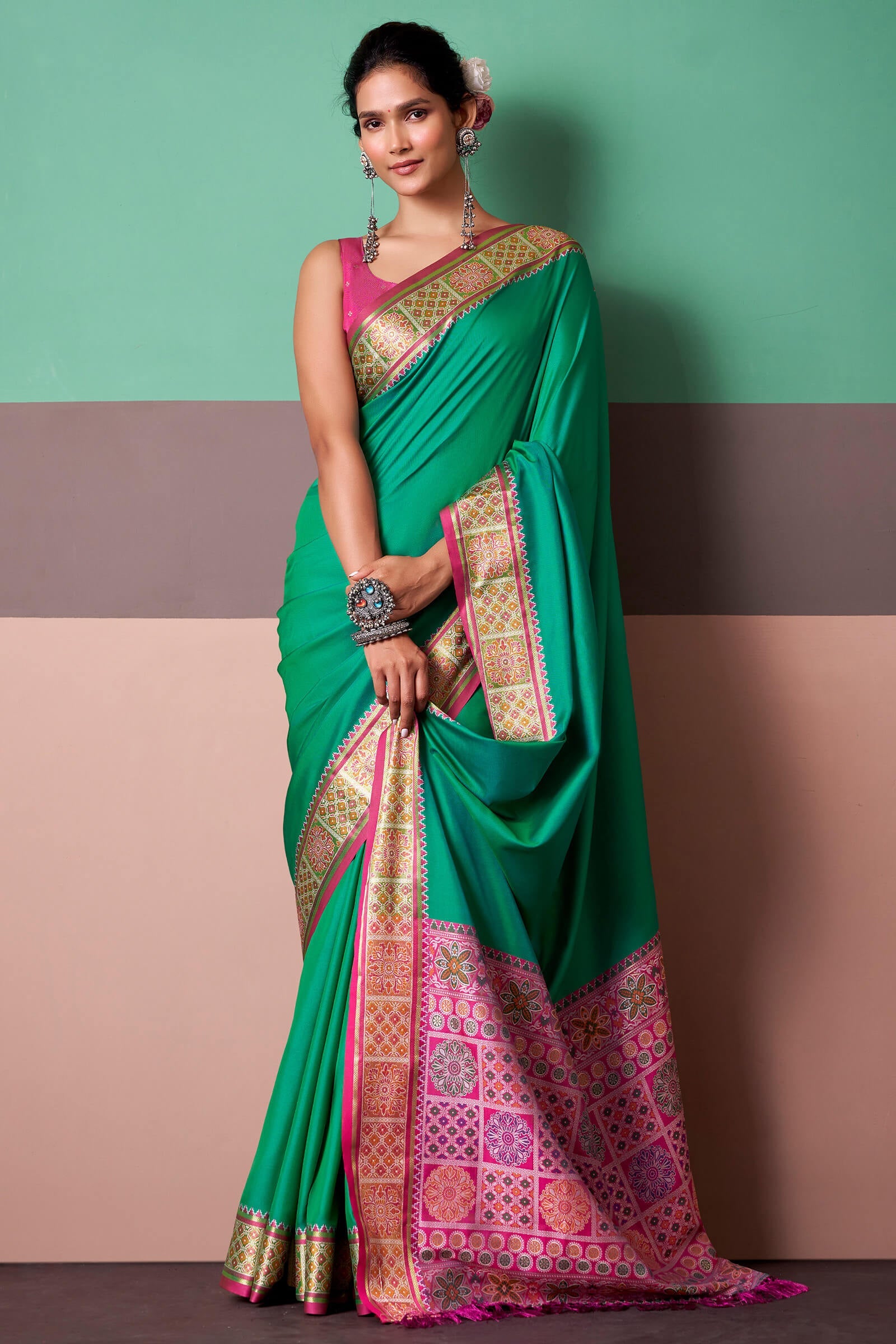 Sizzling Rama Patola Silk Saree with Beautiful Blouse Piece