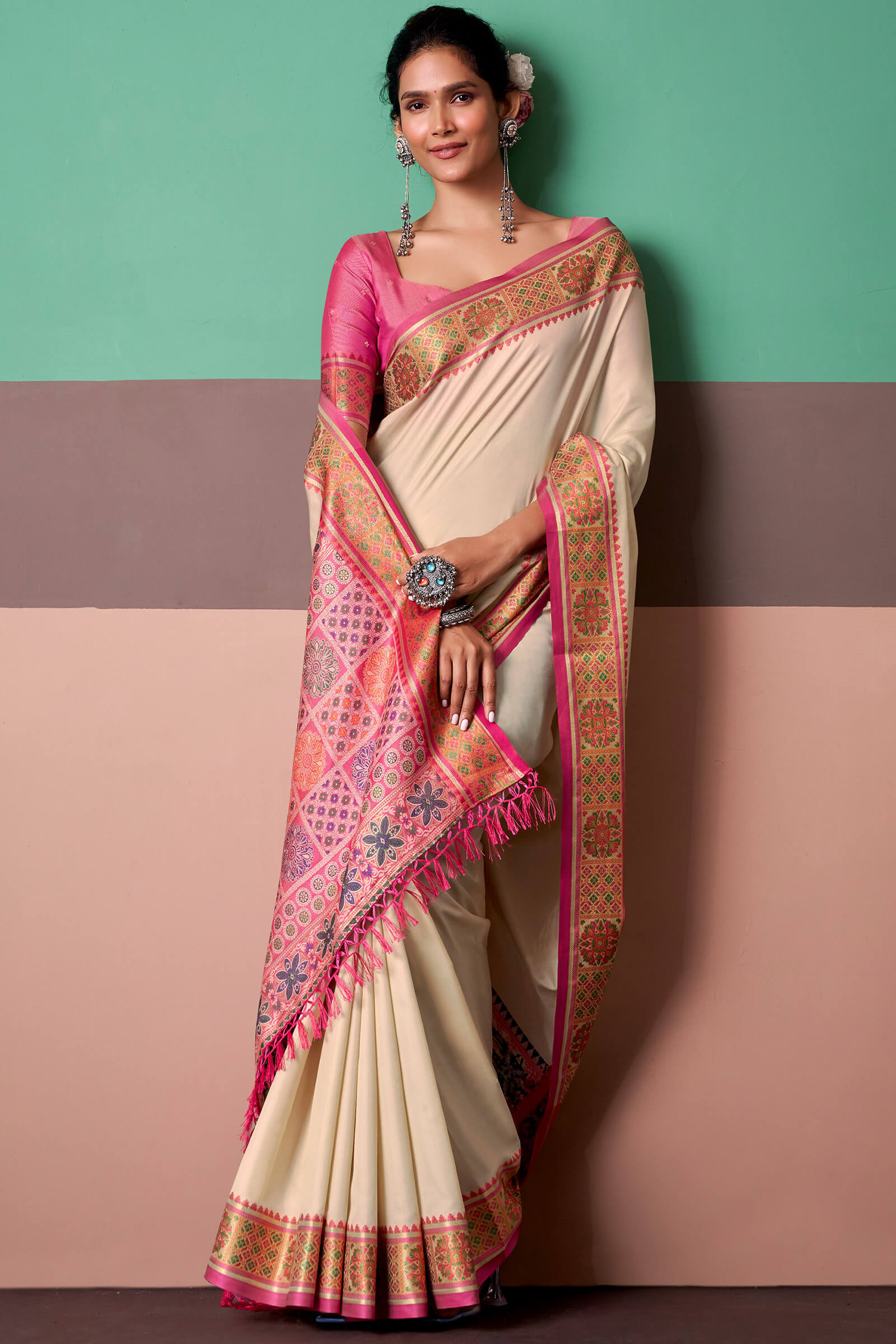 Engaging Beige Patola Silk Saree with Luxuriant Blouse Piece