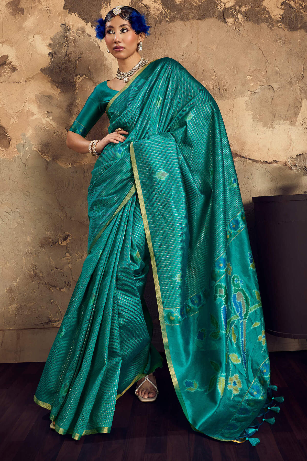 Incomparable Rama Banarasi Handloom Silk Saree With Flameboyant Blouse Piece