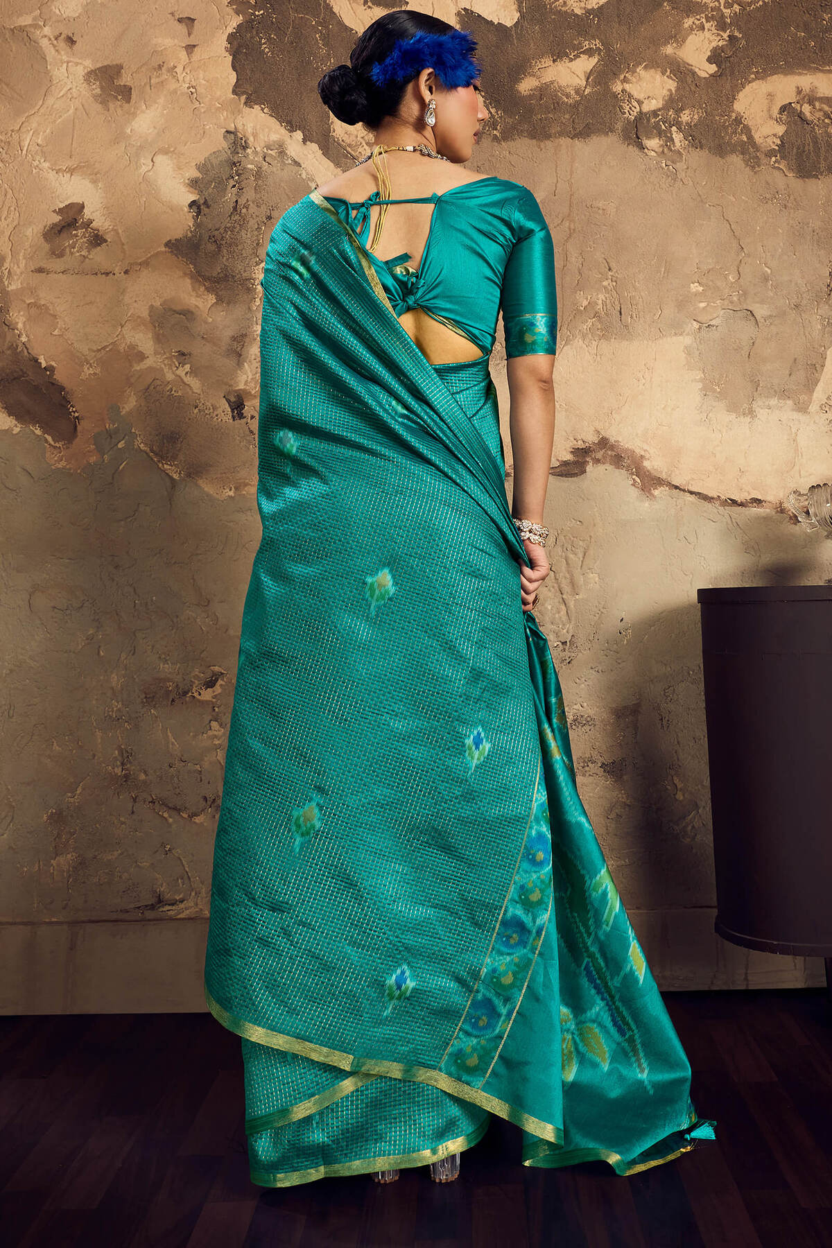 Incomparable Rama Banarasi Handloom Silk Saree With Flameboyant Blouse Piece