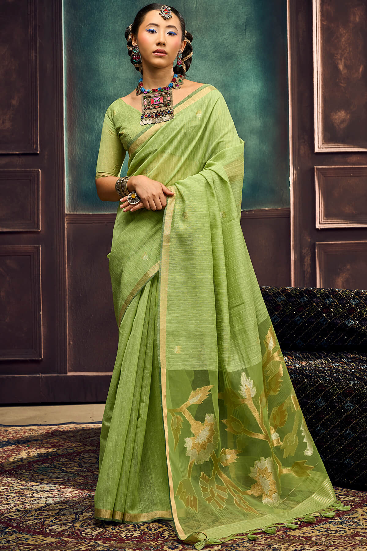 Adorning Green Pure Munga Cotton Silk Saree With Fugacious Blouse Piece