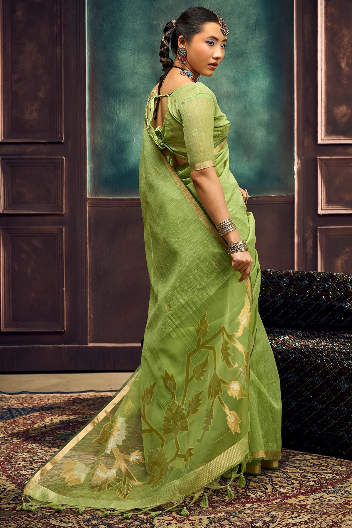 Adorning Green Pure Munga Cotton Silk Saree With Fugacious Blouse Piece