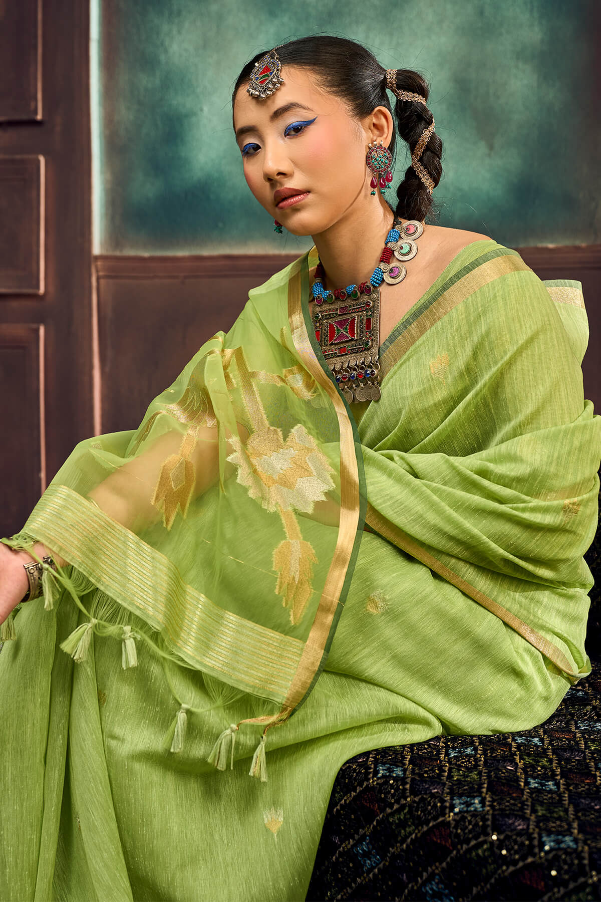 Adorning Green Pure Munga Cotton Silk Saree With Fugacious Blouse Piece