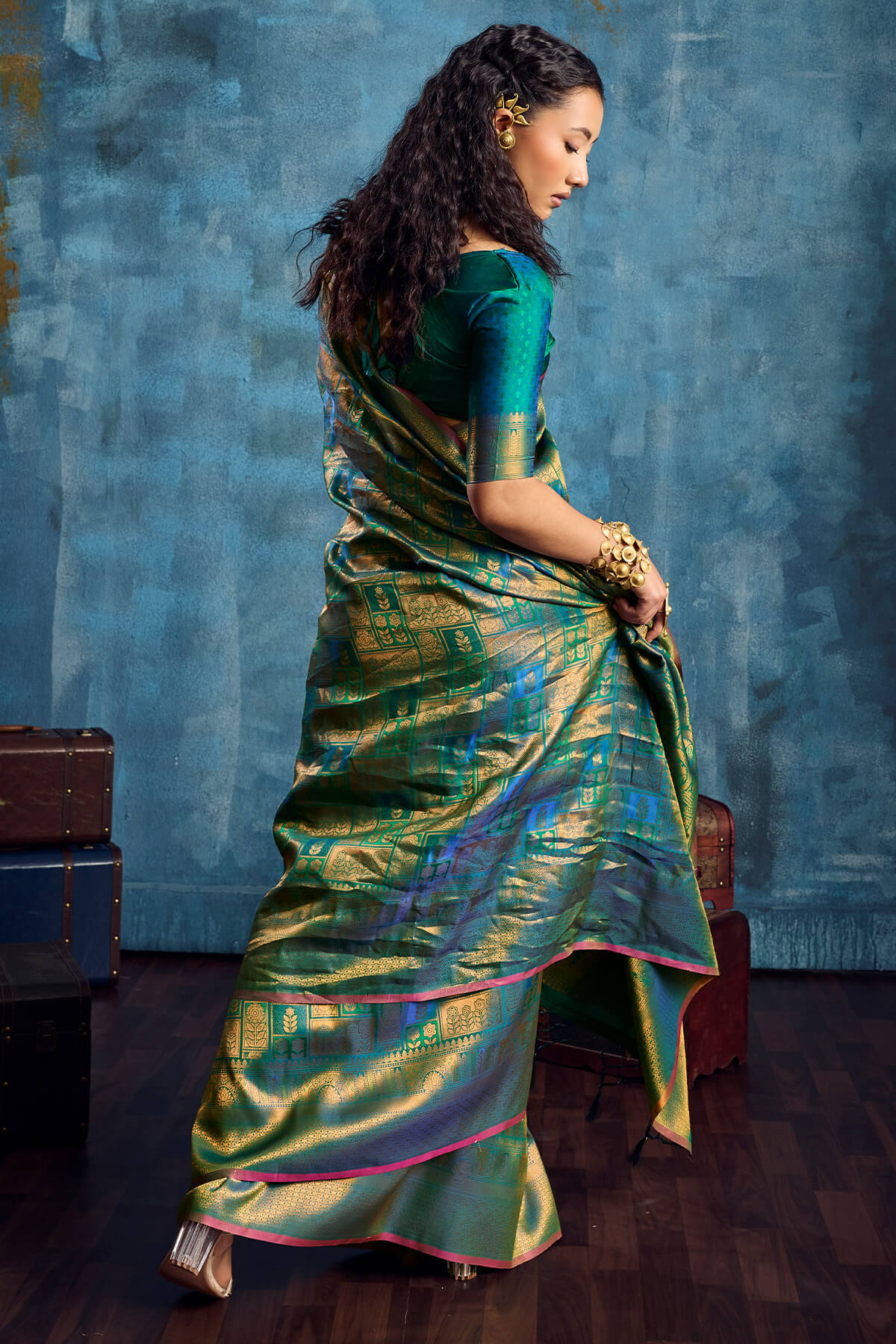 Pleasant Rama Kanjivaram Silk Saree With Stunning Blouse Piece