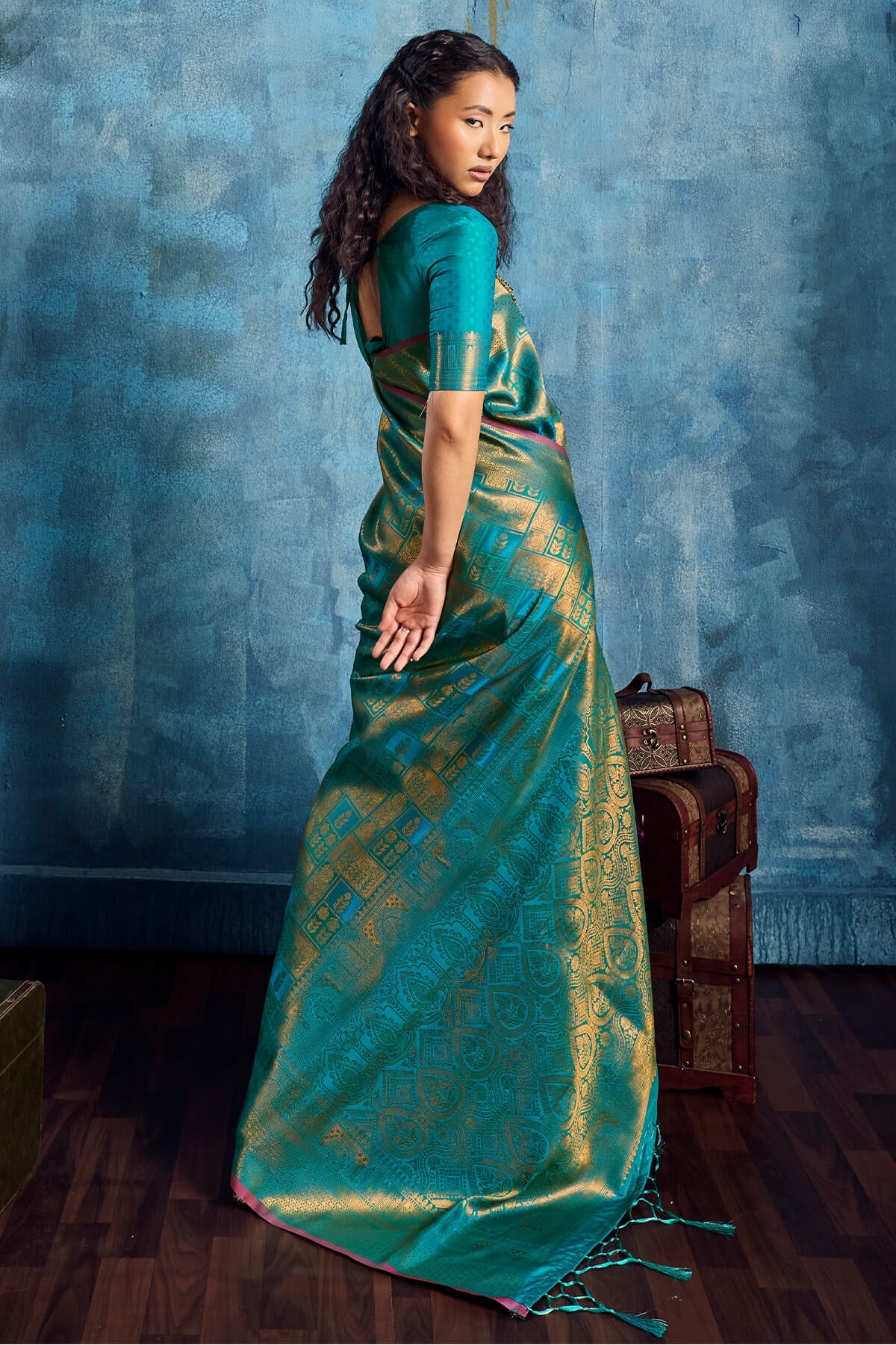 Resonant Green Kanjivaram Silk Saree With Entrancing Blouse Piece