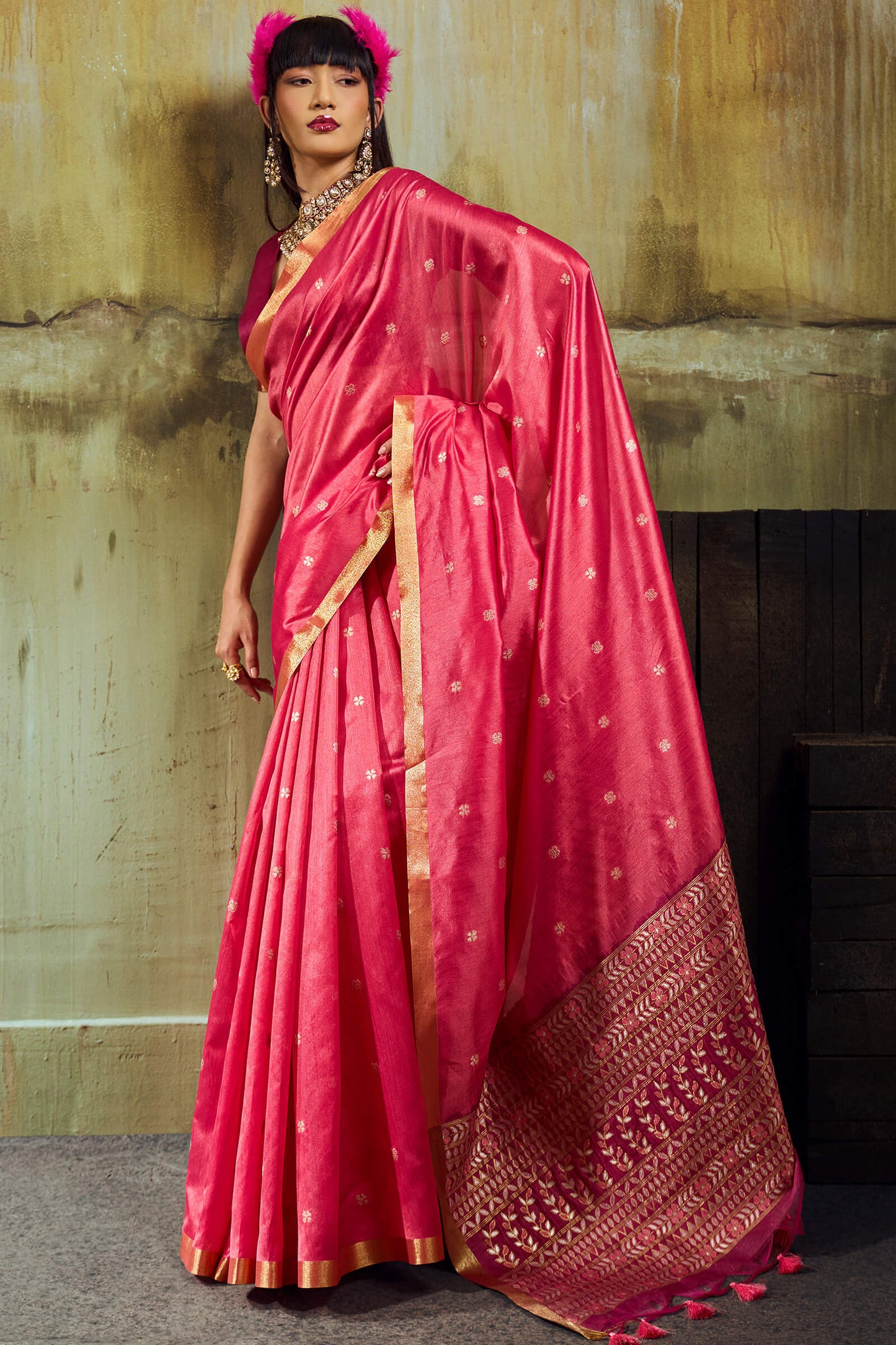 Hypnotic Pink Banarasi Handloom Silk Saree With Divine Blouse Piece