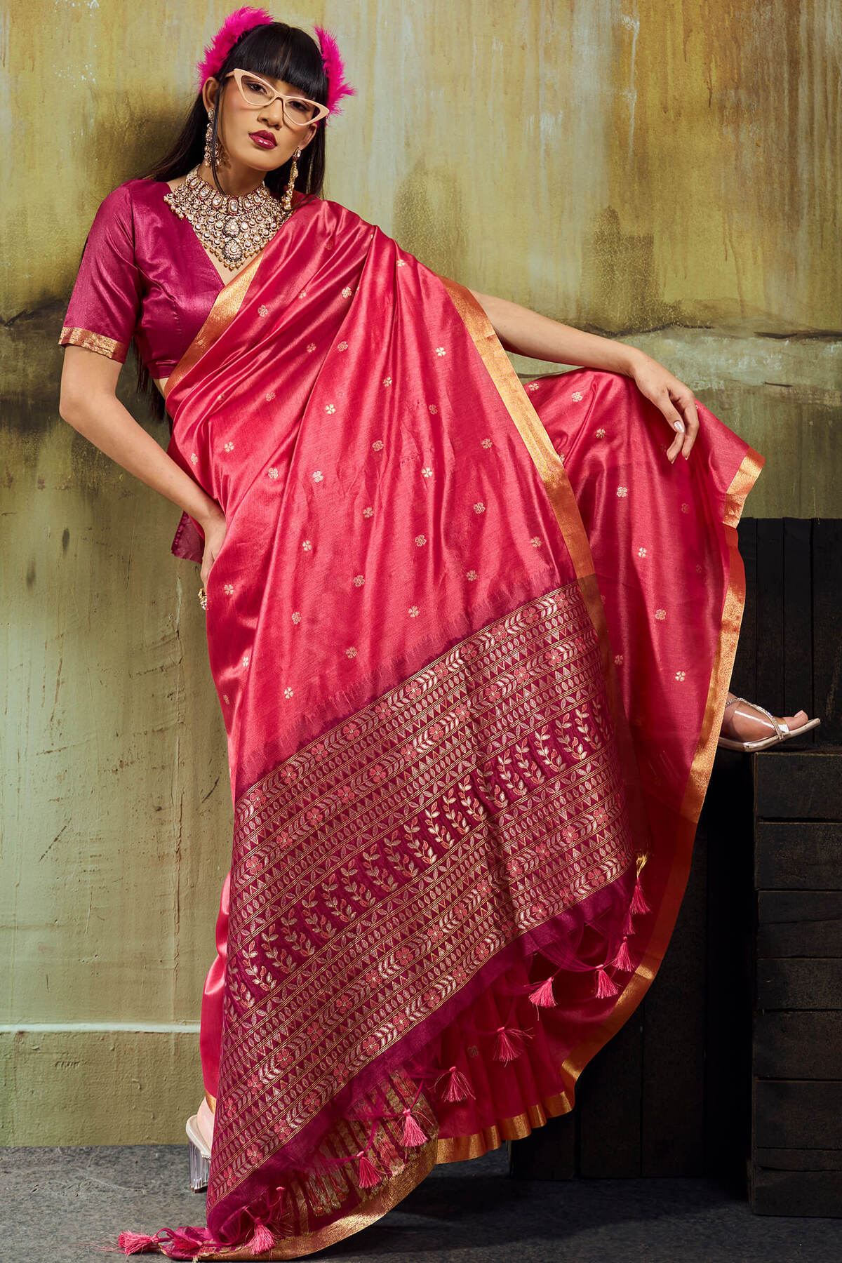Hypnotic Pink Banarasi Handloom Silk Saree With Divine Blouse Piece