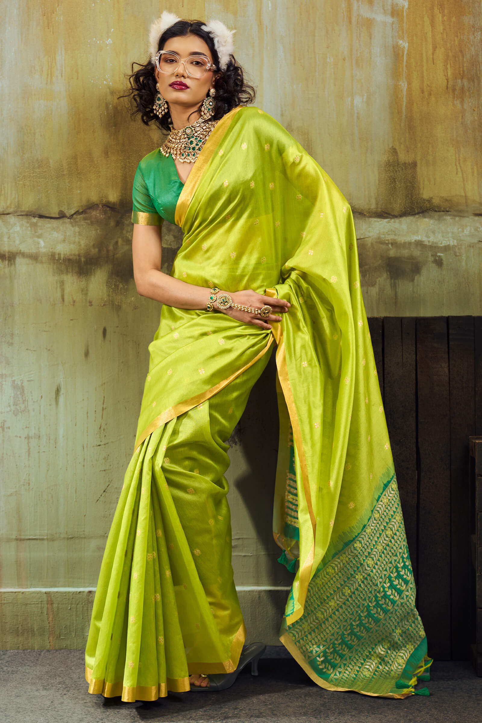 Ebullience Parrot Banarasi Handloom Silk Saree With Panoply Blouse Piece