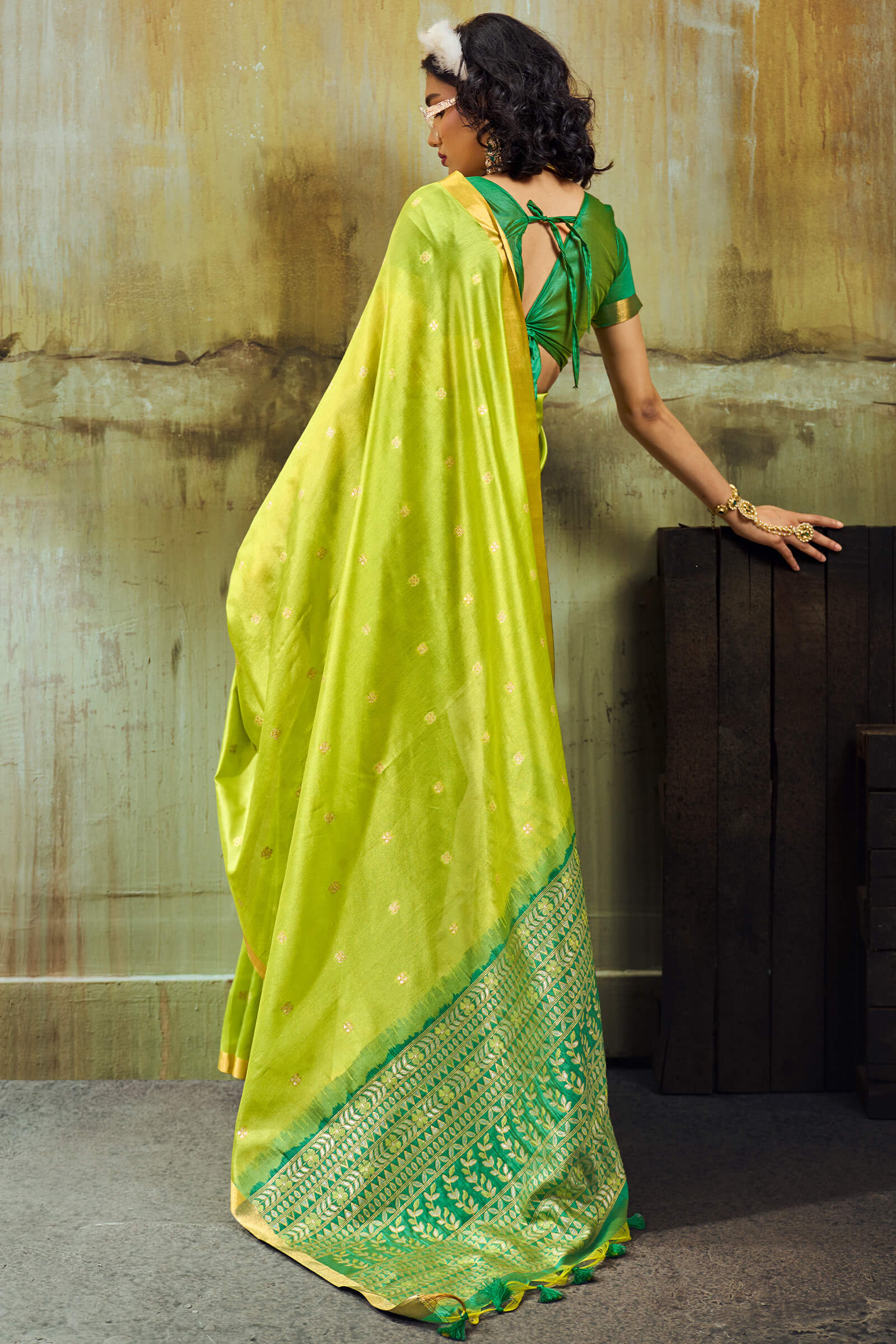 Ebullience Parrot Banarasi Handloom Silk Saree With Panoply Blouse Piece