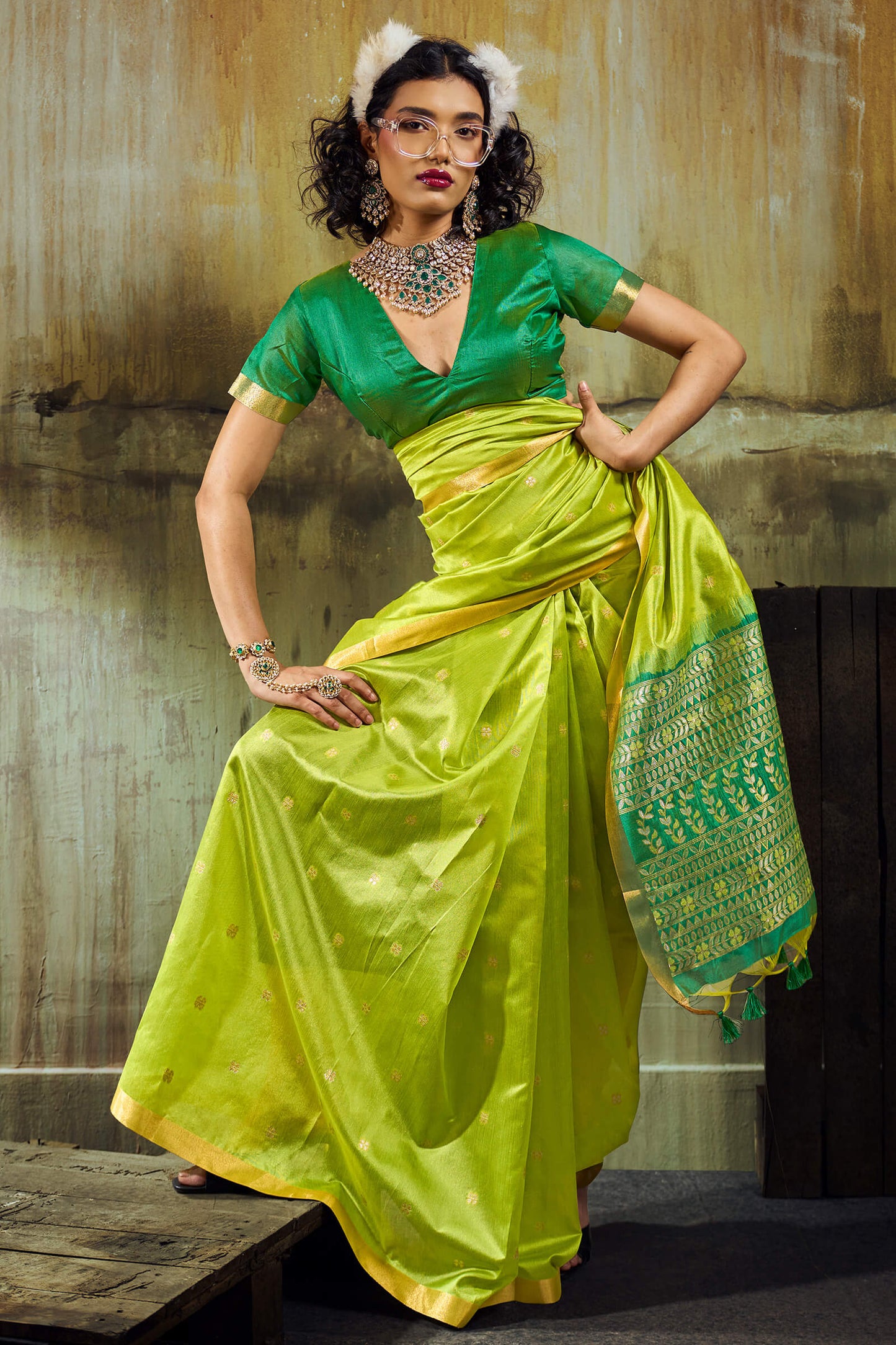 Ebullience Parrot Banarasi Handloom Silk Saree With Panoply Blouse Piece