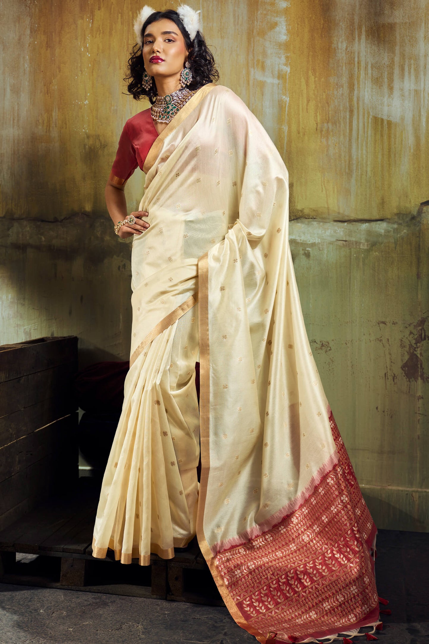 Seraphic Beige Banarasi Handloom Silk Saree With Flattering Blouse Piece