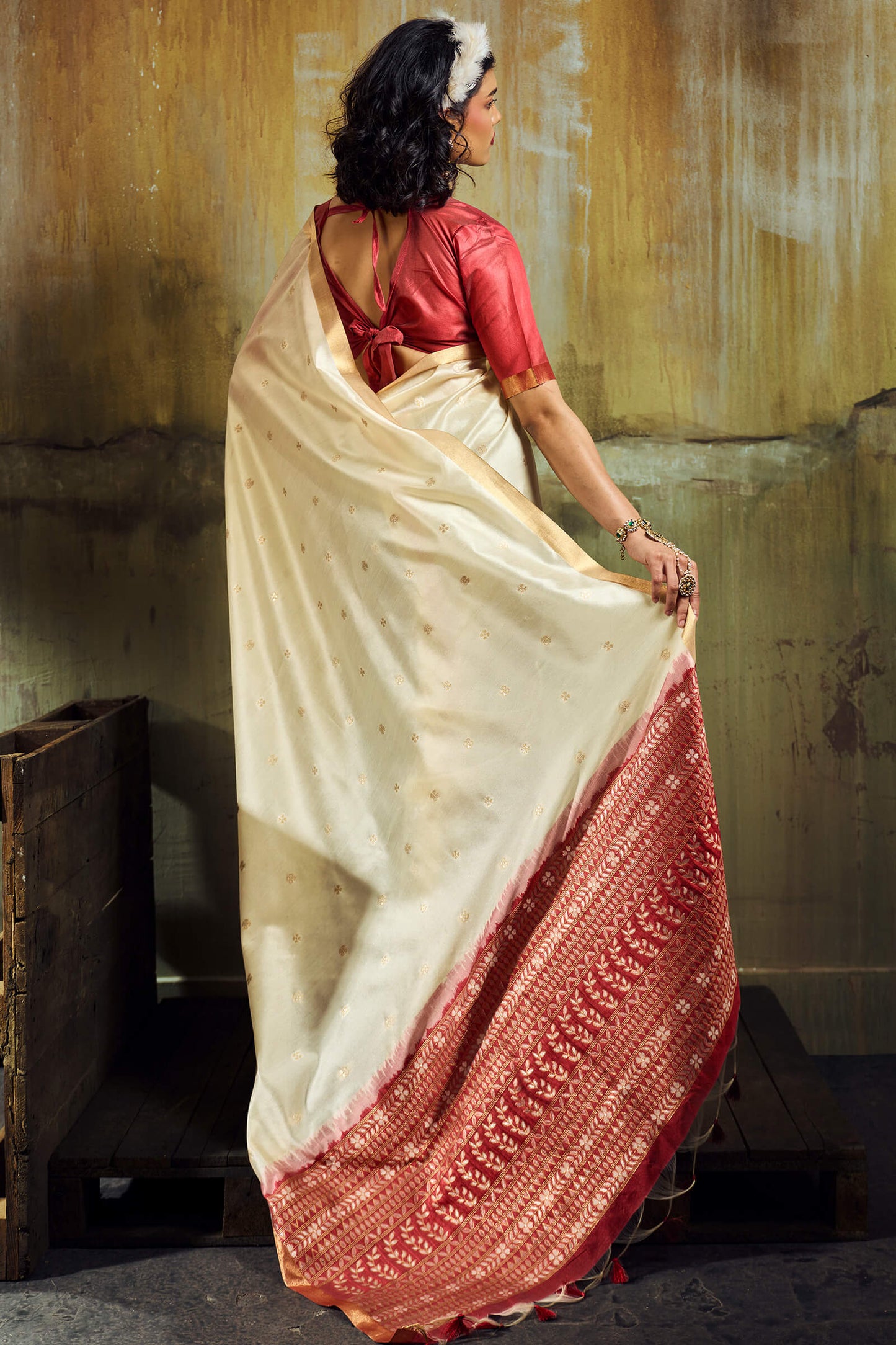 Seraphic Beige Banarasi Handloom Silk Saree With Flattering Blouse Piece