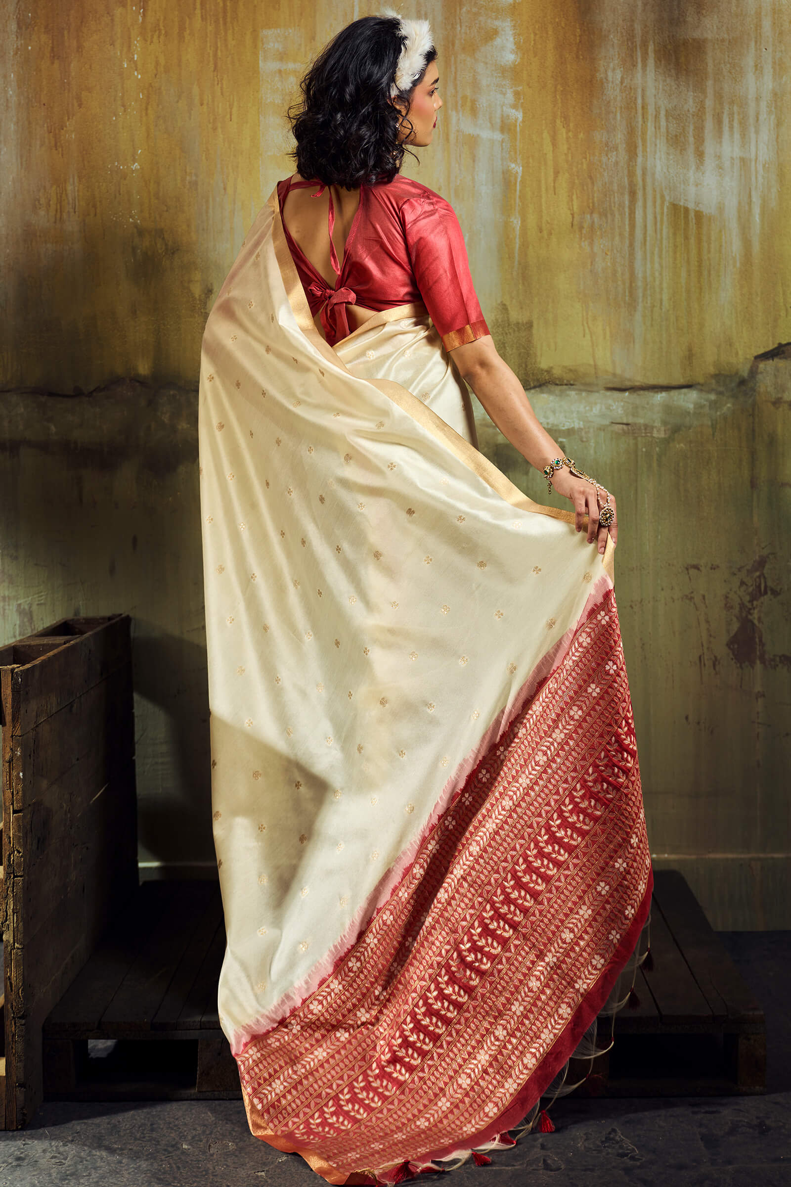 Seraphic Beige Banarasi Handloom Silk Saree With Flattering Blouse Piece