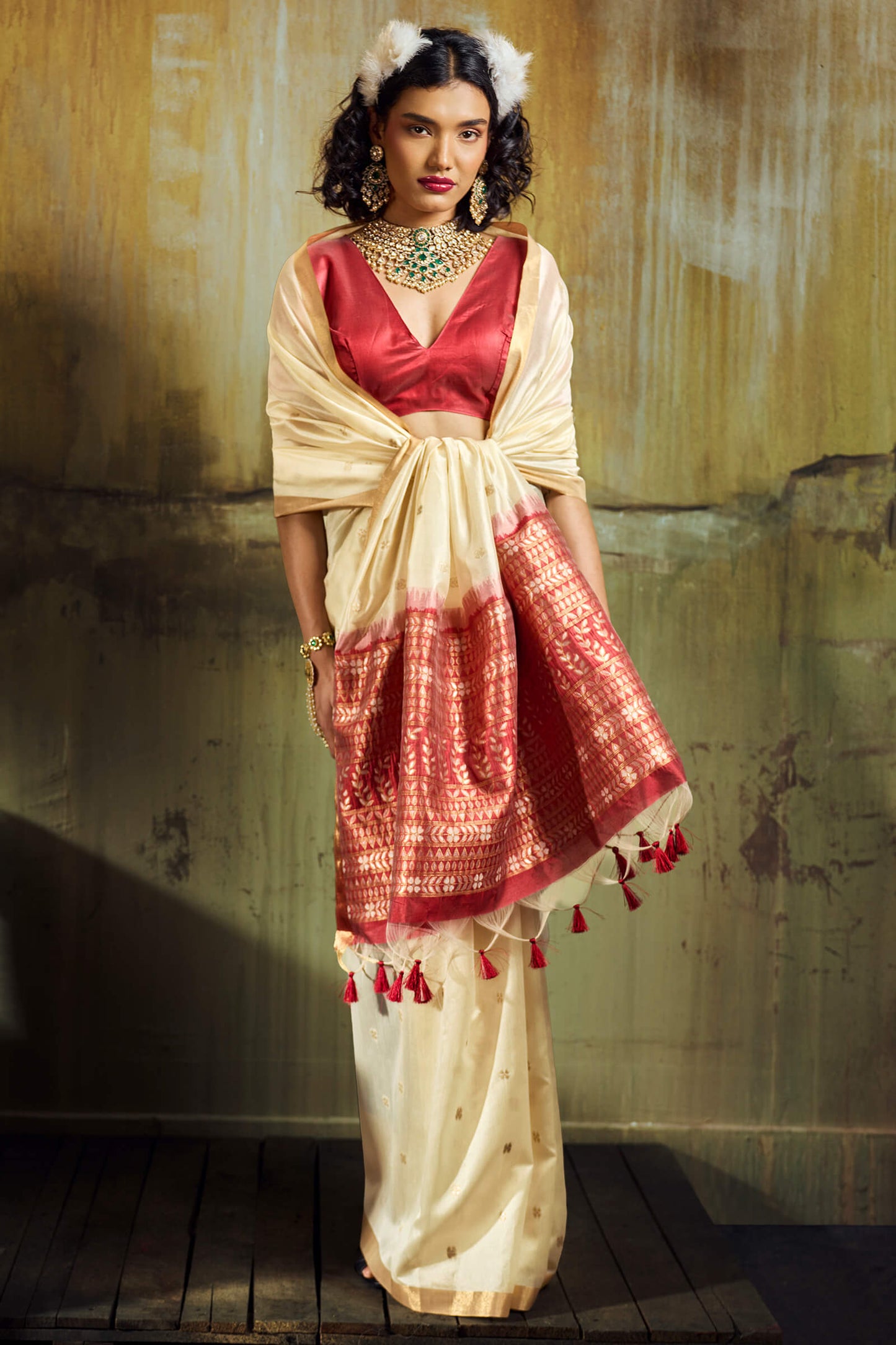 Seraphic Beige Banarasi Handloom Silk Saree With Flattering Blouse Piece