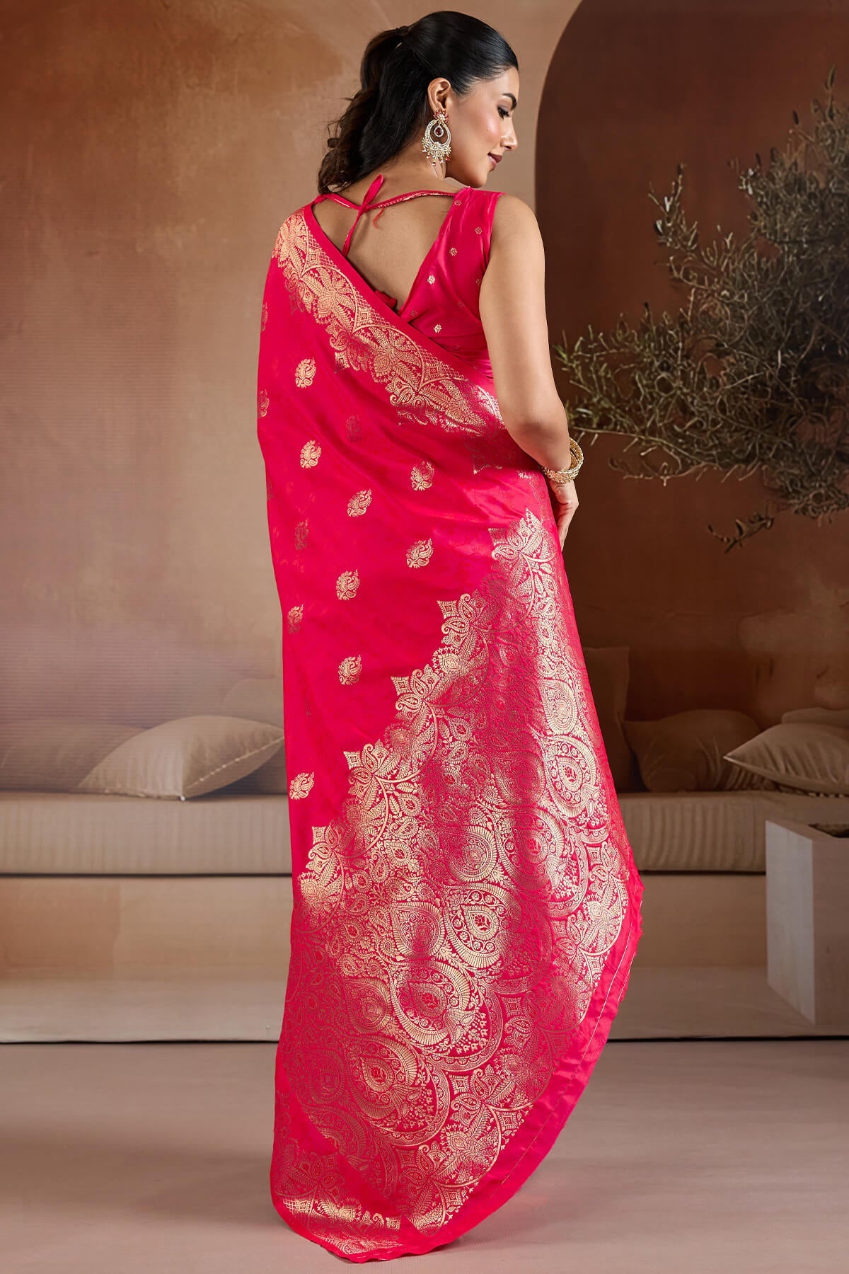 Imbrication Dark Pink Pure Zari Weaving Banarasi Silk Saree With Stunner Blouse Piece
