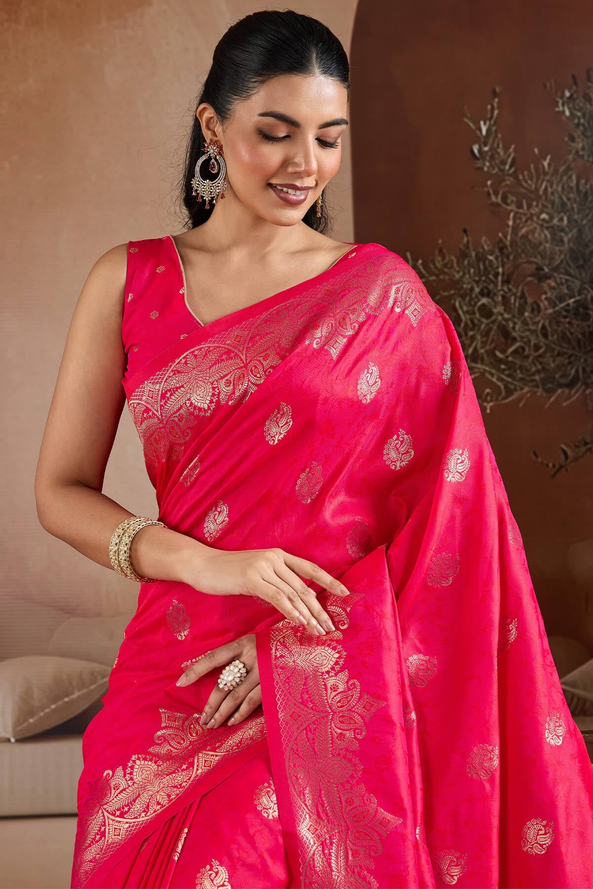 Imbrication Dark Pink Pure Zari Weaving Banarasi Silk Saree With Stunner Blouse Piece