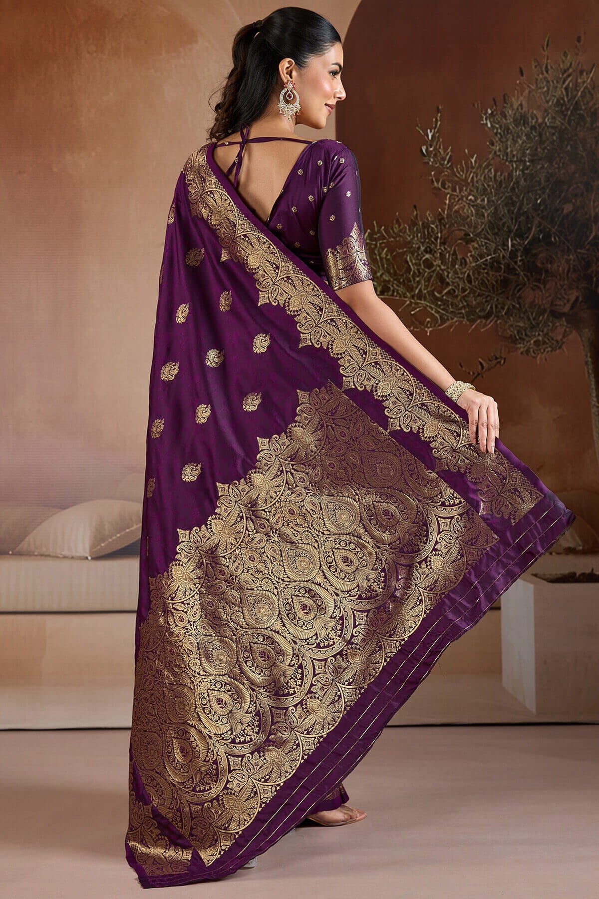 Surreptitious Purple Pure Zari Weaving Banarasi Silk Saree With Majesty Blouse Piece