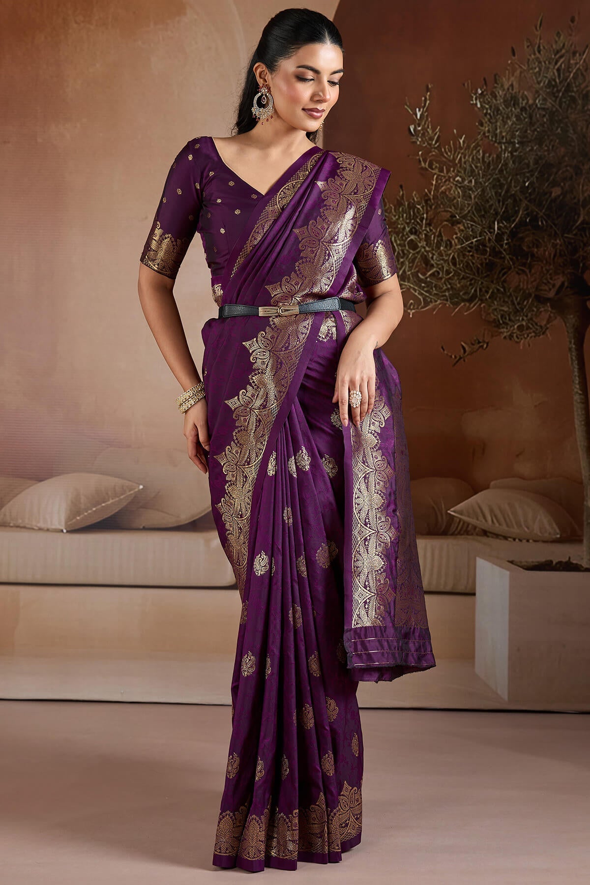 Surreptitious Purple Pure Zari Weaving Banarasi Silk Saree With Majesty Blouse Piece