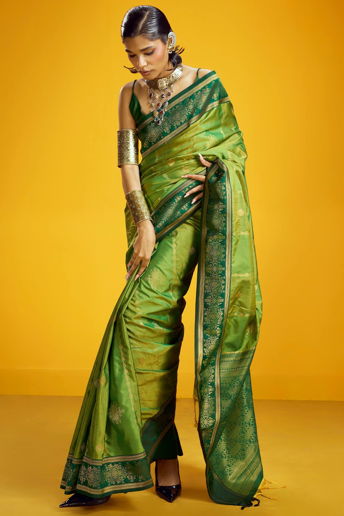 Sumptuous Mehndi Pure Zari Weaving Banarasi Silk Saree With Snappy Blouse Piece