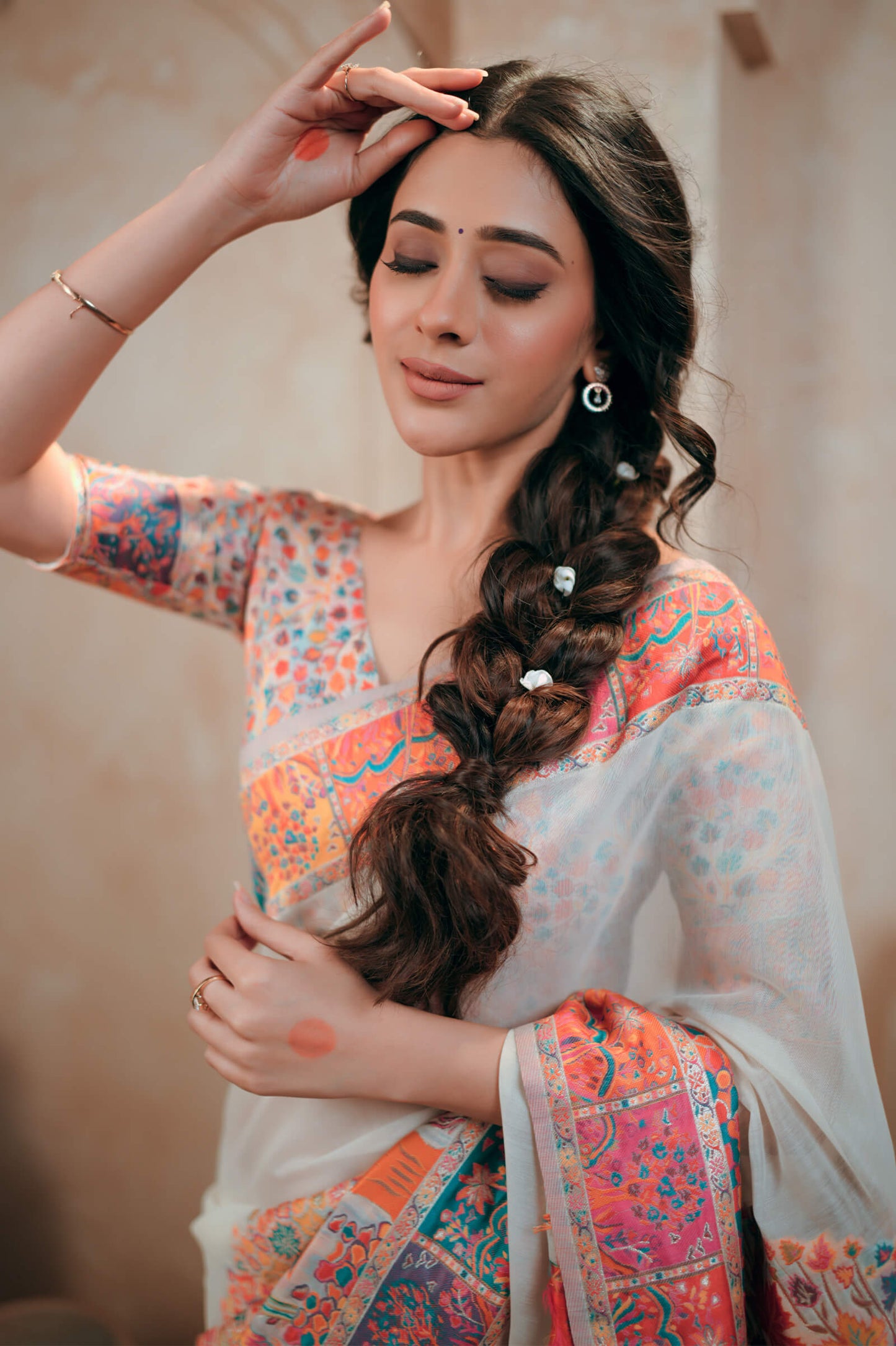 Hiba Nawab in Off-White Pashmina Silk Saree