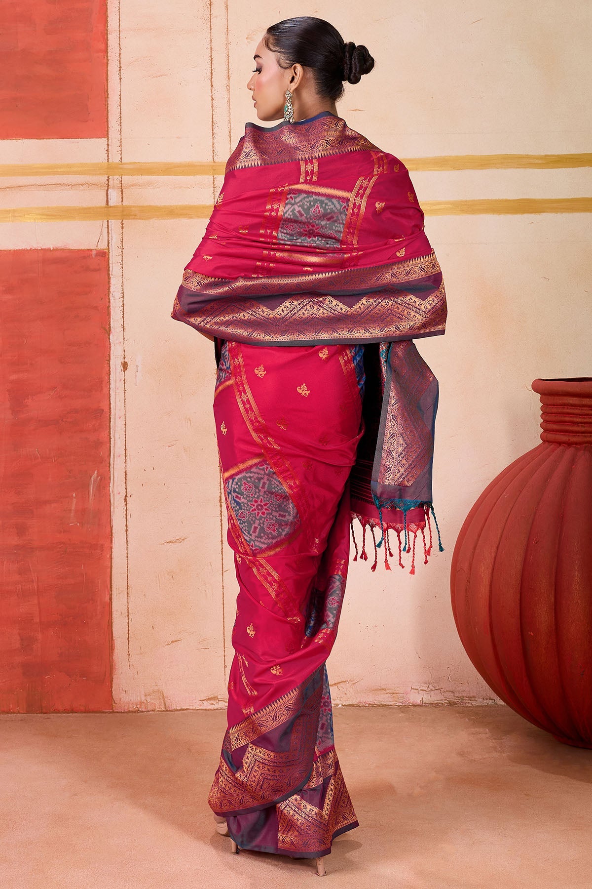 Sonorous Dark Pink Pure Zari Weaving Banarasi Silk Saree With Ephemeral Blouse Piece