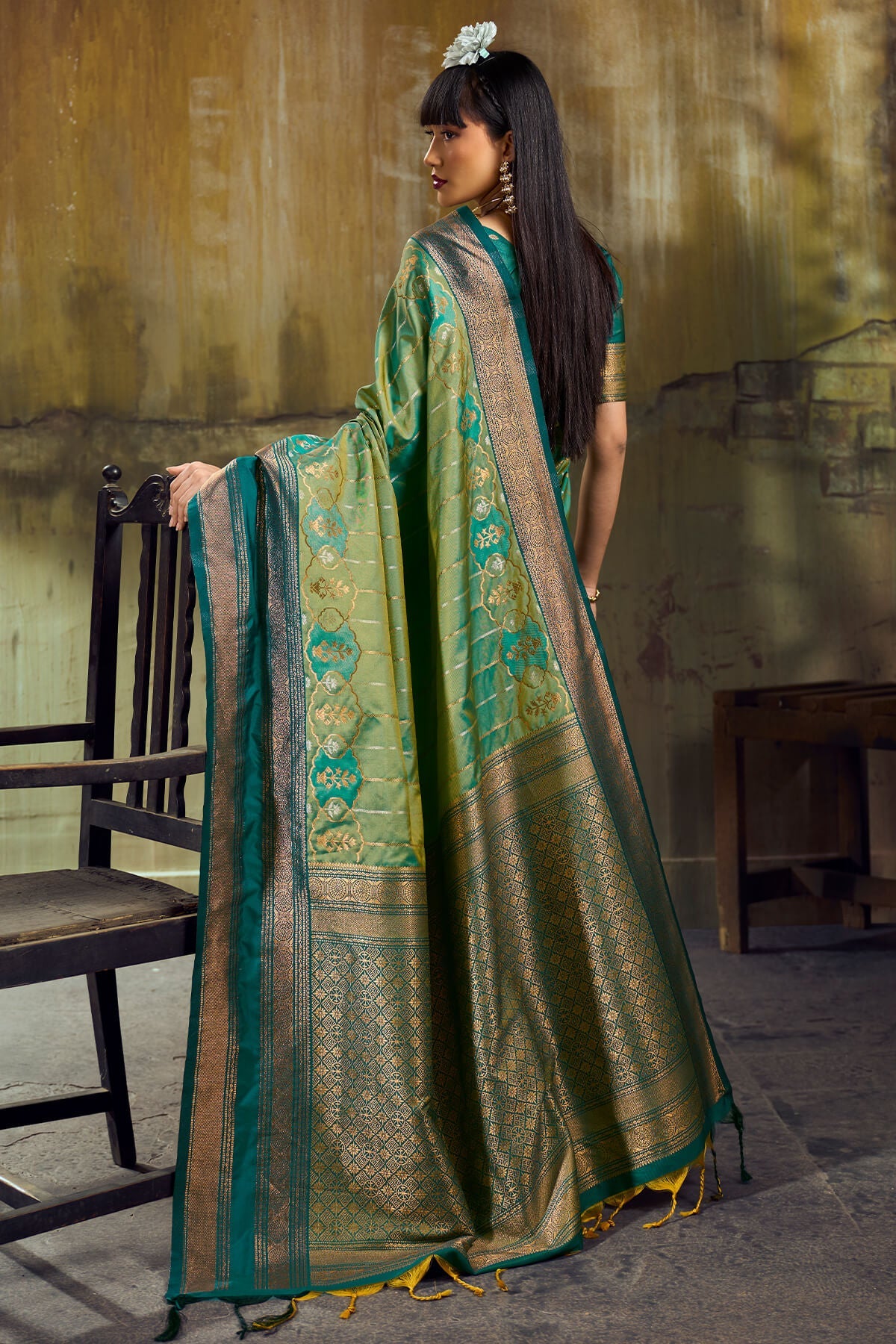 Unequalled Green Pure Zari Weaving Banarasi Silk Saree With Efflorescence Blouse Piece