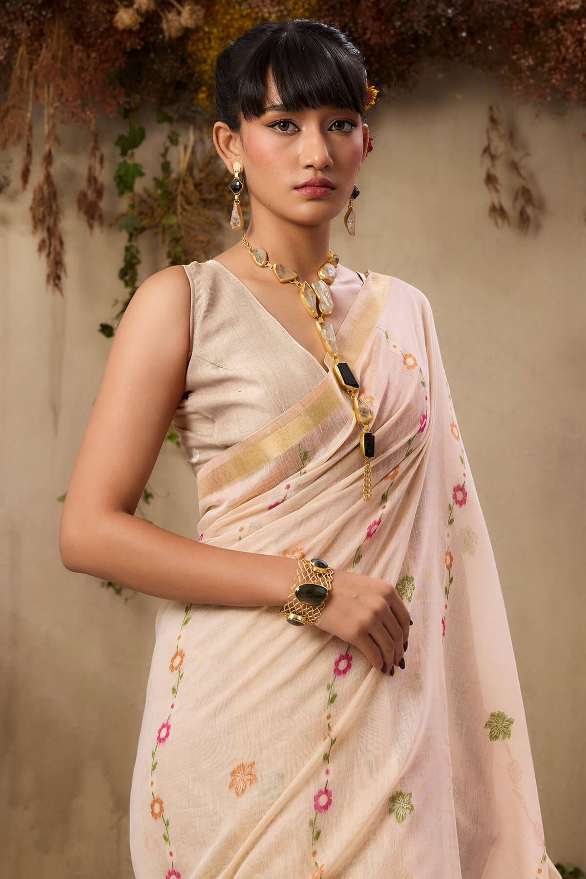 Pulsating Beige Pure Munga Cotton Saree With Splendorous Blouse Piece