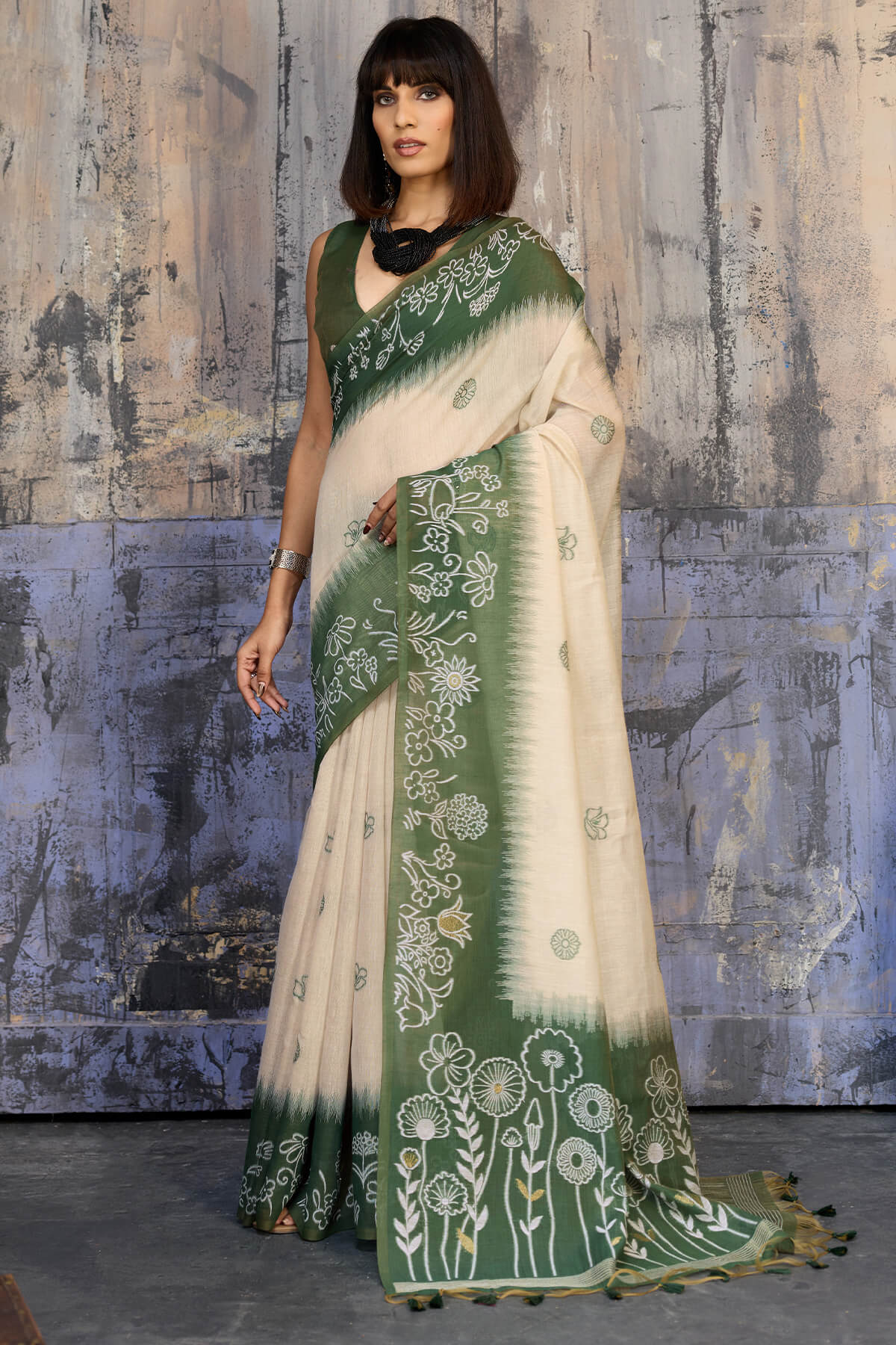 Effulgent Beige and Green Pure Munga Cotton Saree With Amiable Blouse Piece