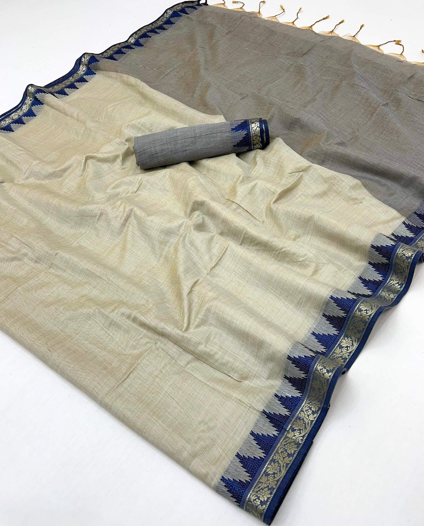 Classic Grey Cotton Silk Saree With Arresting Blouse Piece