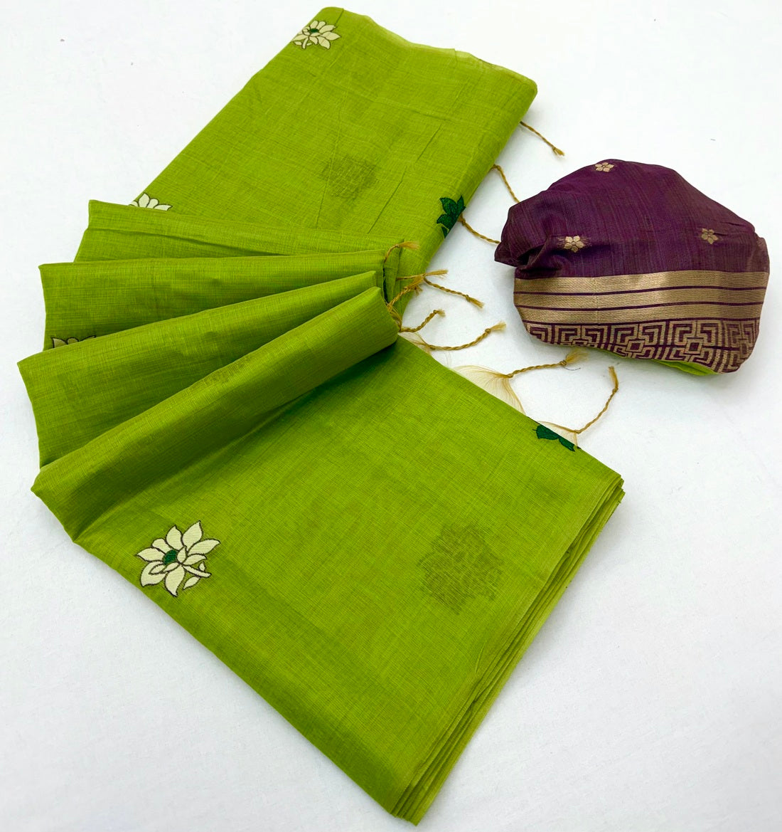Evanescent Green Pure Munga Cotton Silk Saree With Woebegone Blouse Piece