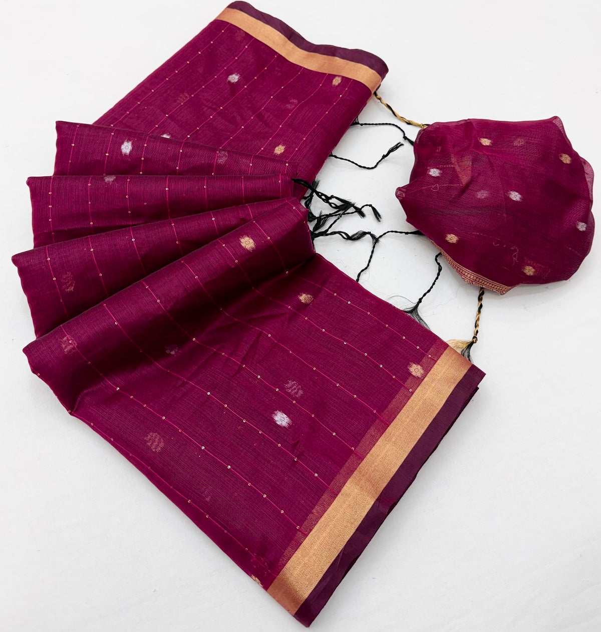 Refreshing Wine Pure Munga Cotton Saree With Exuberant Blouse Piece