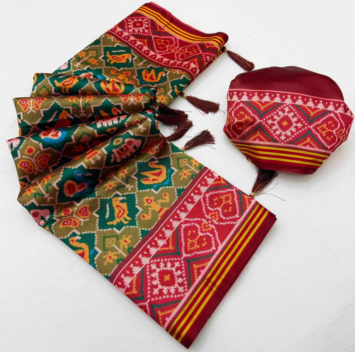 Innovative Green Printed Patola Handloom Silk Saree With Capricious Blouse Piece
