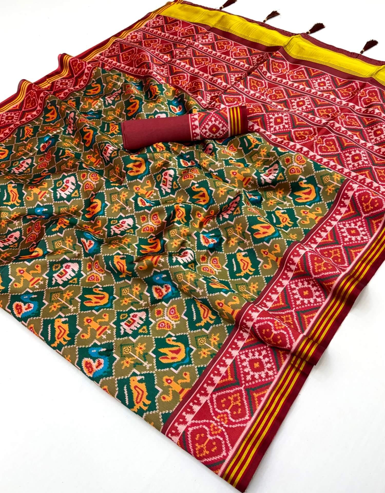 Innovative Green Printed Patola Handloom Silk Saree With Capricious Blouse Piece