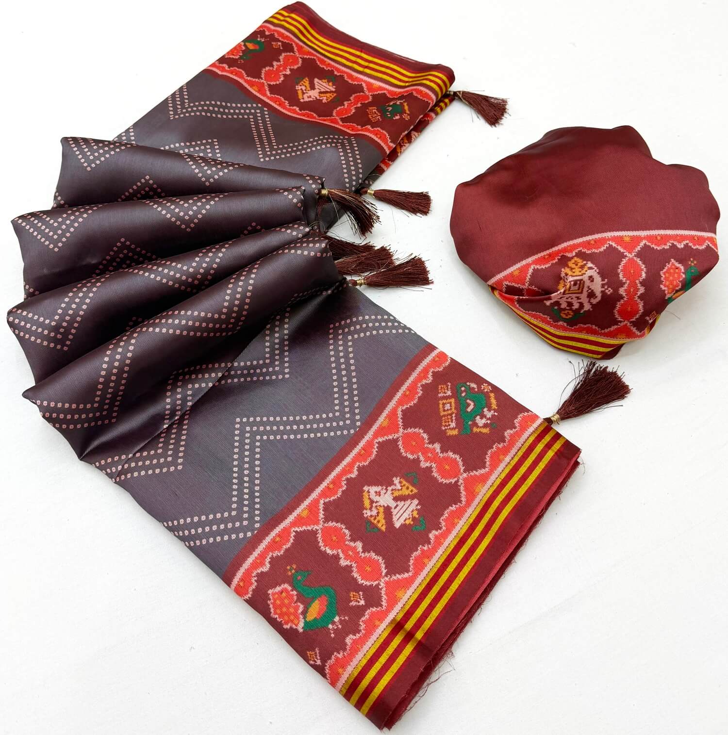 Flamboyant Grey Printed Patola Handloom Silk Saree With Adoring Blouse Piece